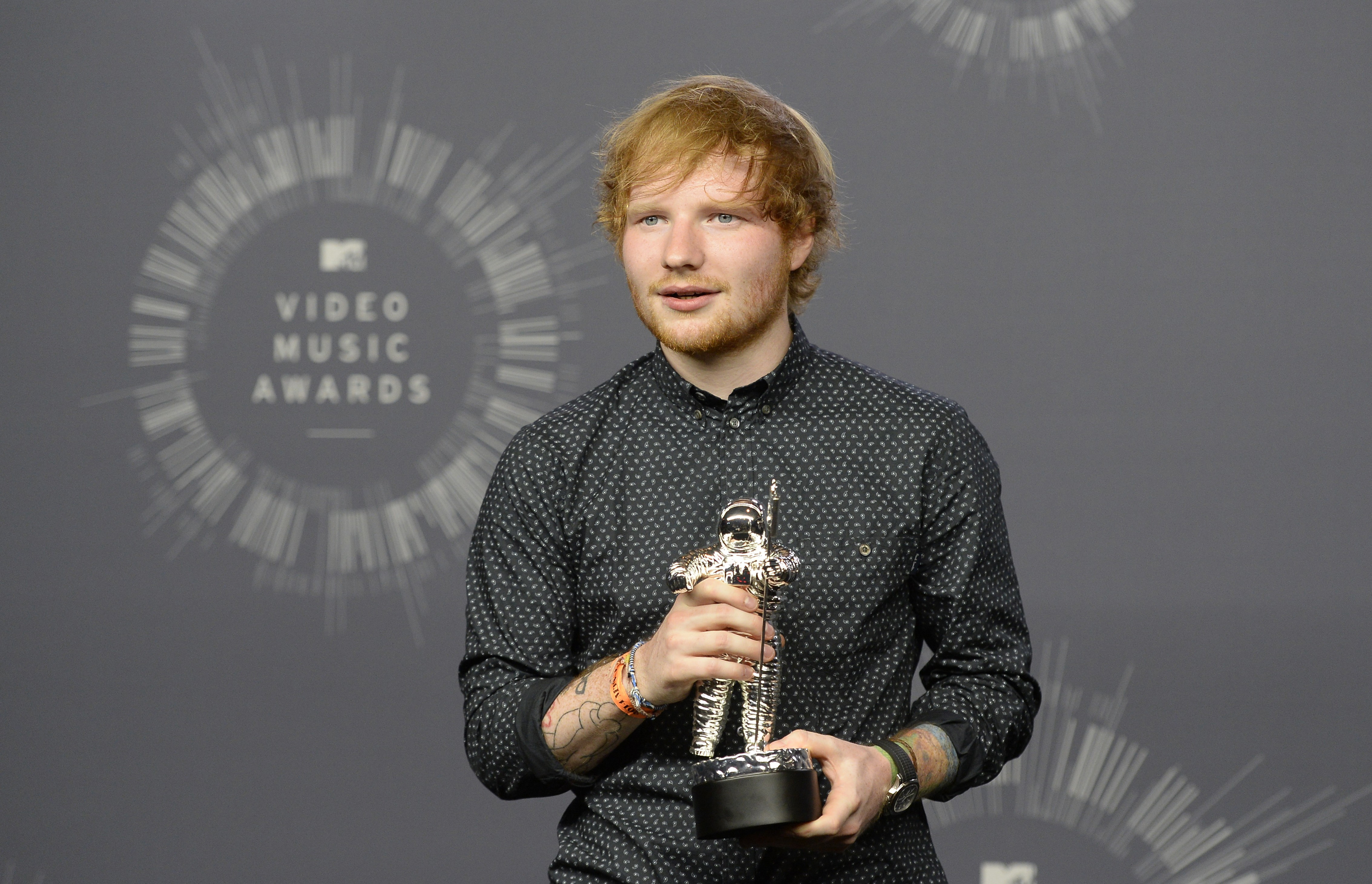 Ed Sheeran holding MTV Video Music Award HD Wallpaper