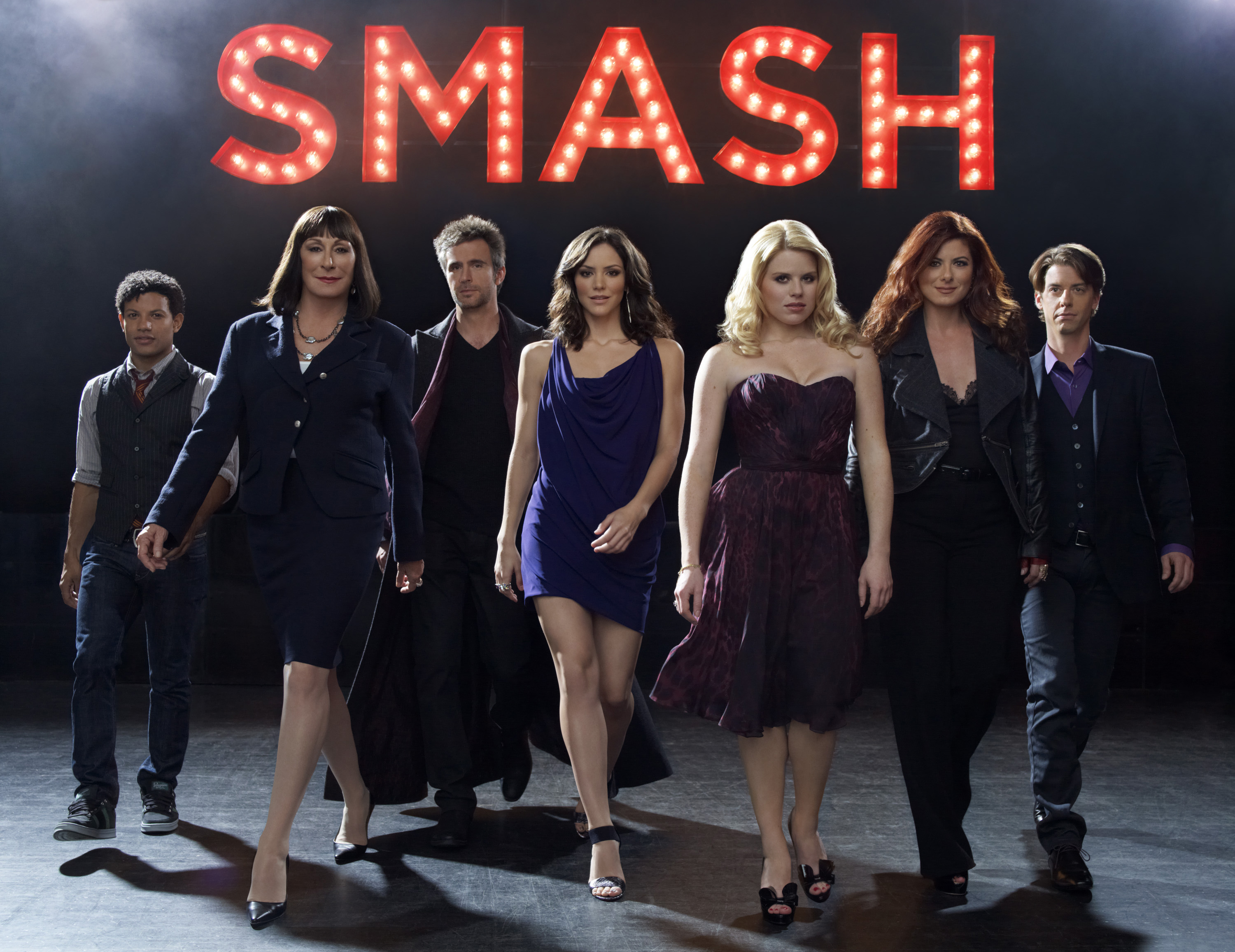 Smash cast posing in front of the Smash logo HD Wallpaper