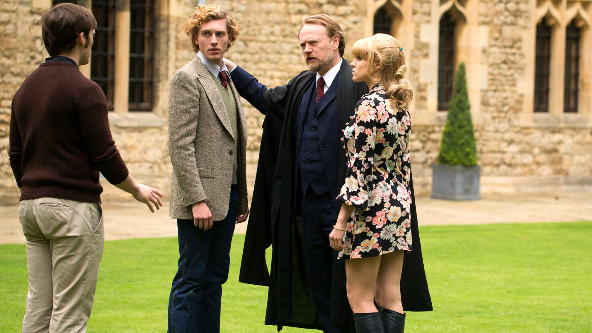Erin Richards and two men in a courtyard HD Wallpaper