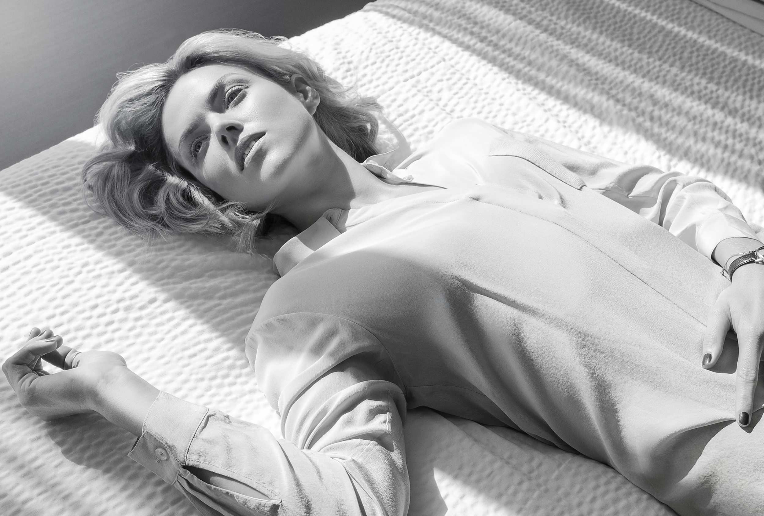 Erin Richards lying on a bed HD Wallpaper