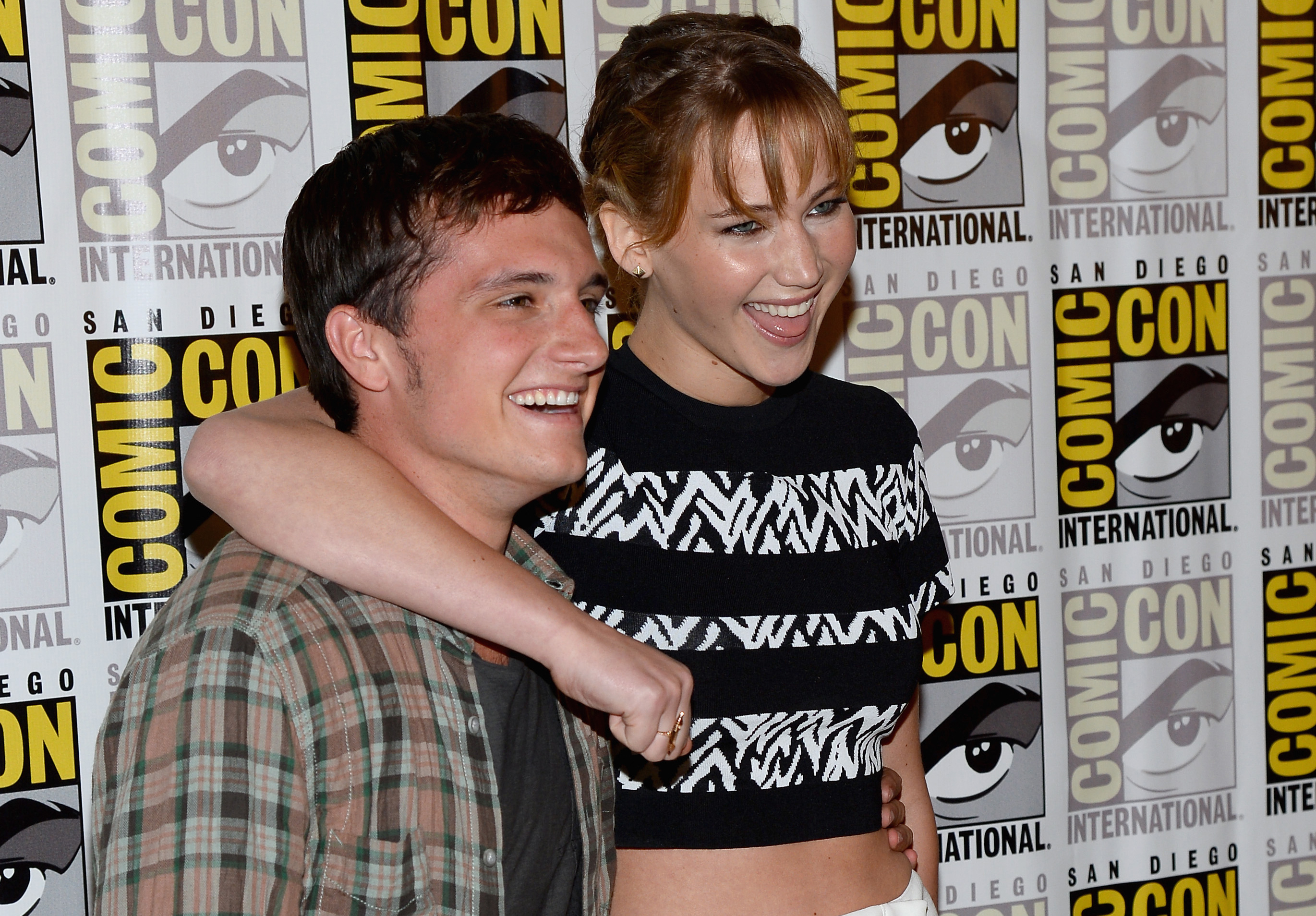 Josh Hutcherson and Jennifer Lawrence at Comic-Con HD Wallpaper
