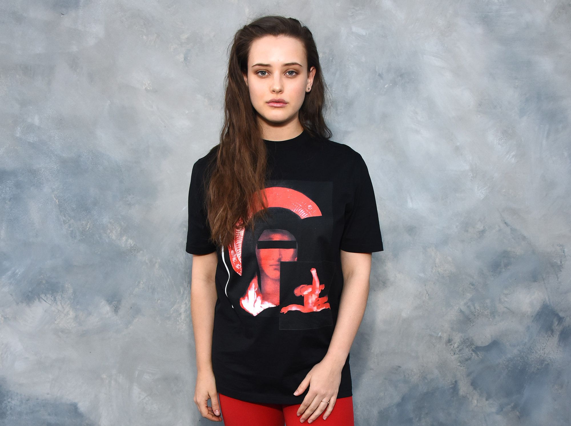 Katherine Langford wearing a black t-shirt with graphic print HD Wallpaper