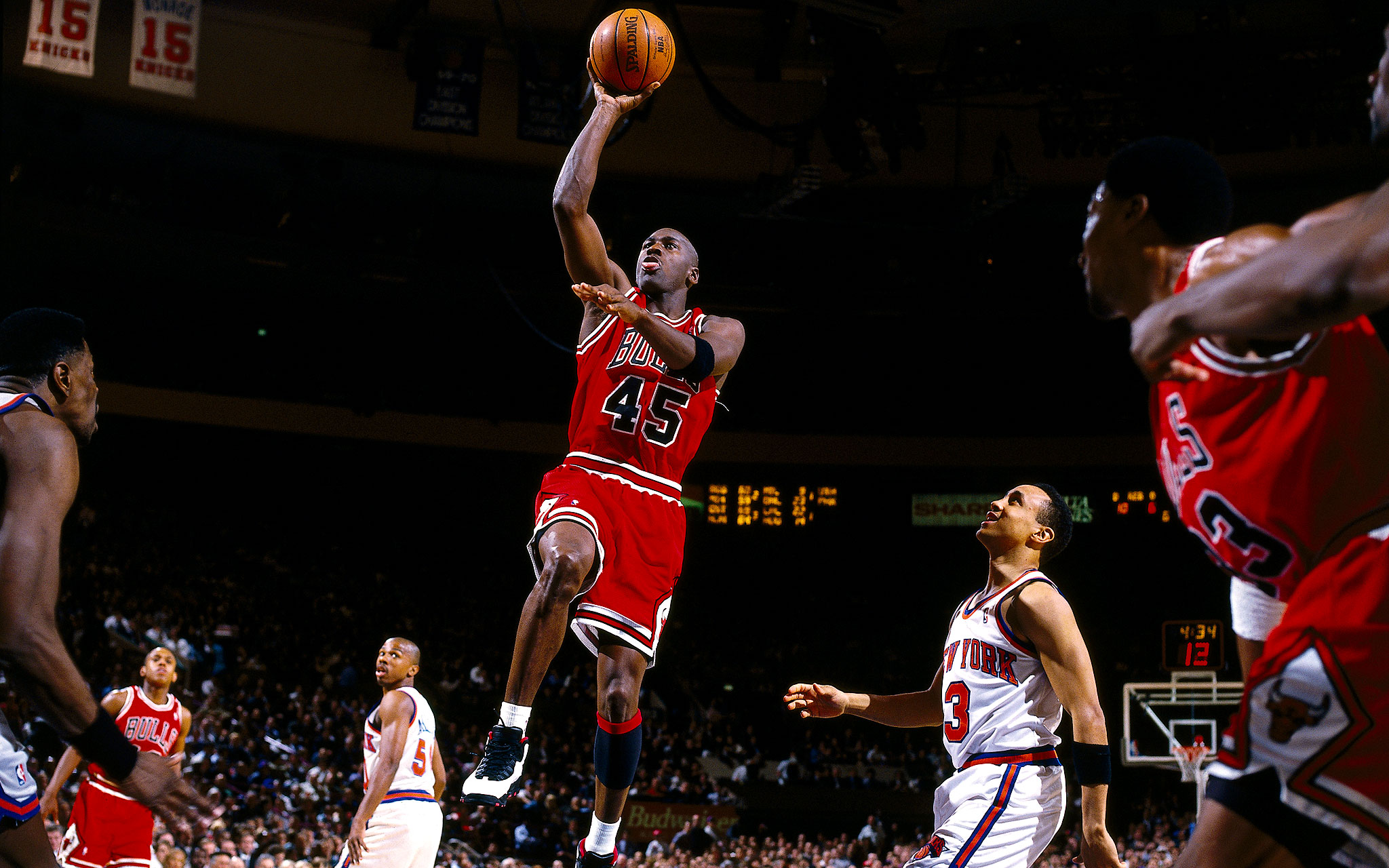Michael Jordan in a Chicago Bulls uniform HD Wallpaper
