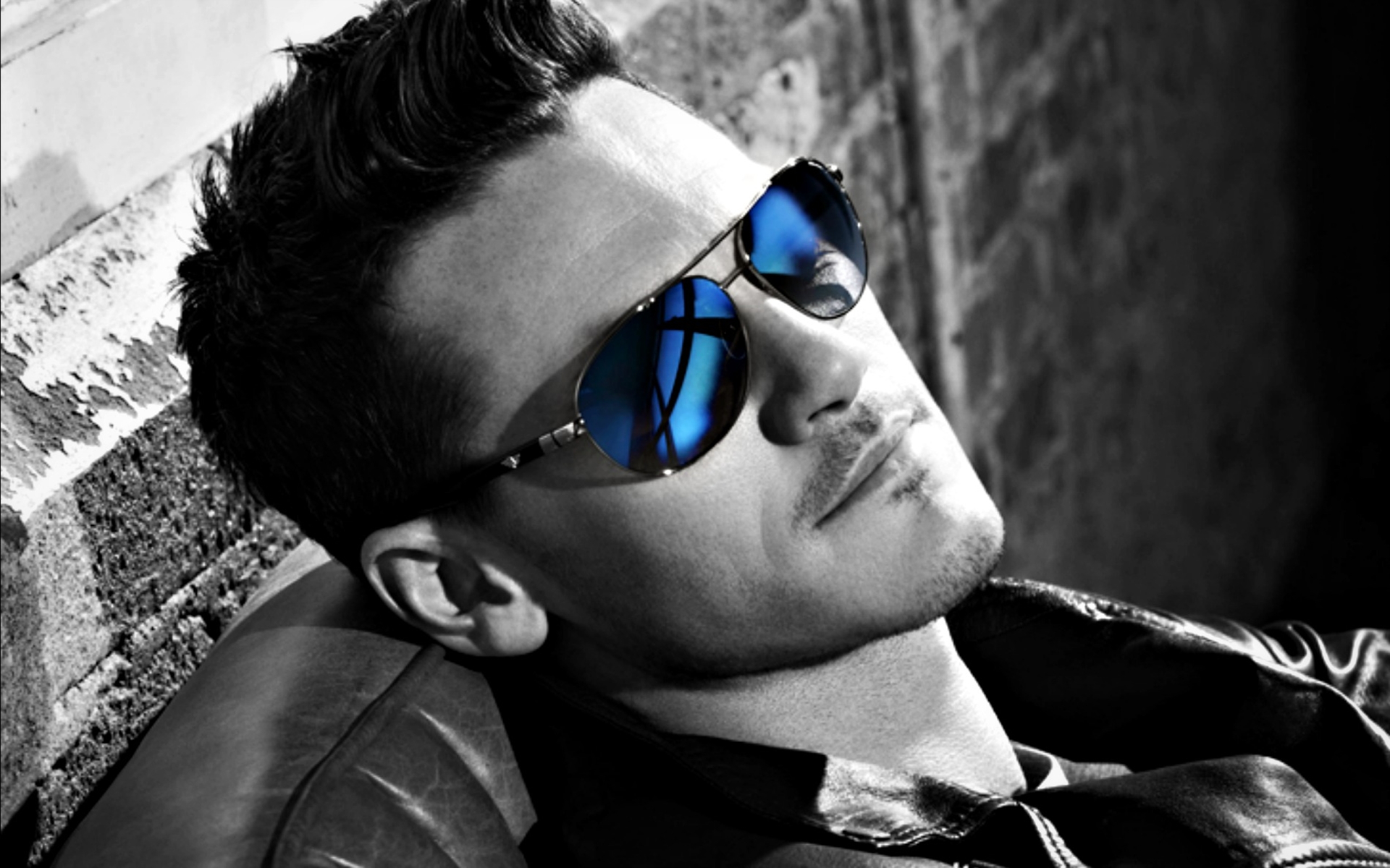 Luke Evans wearing sunglasses HD Wallpaper