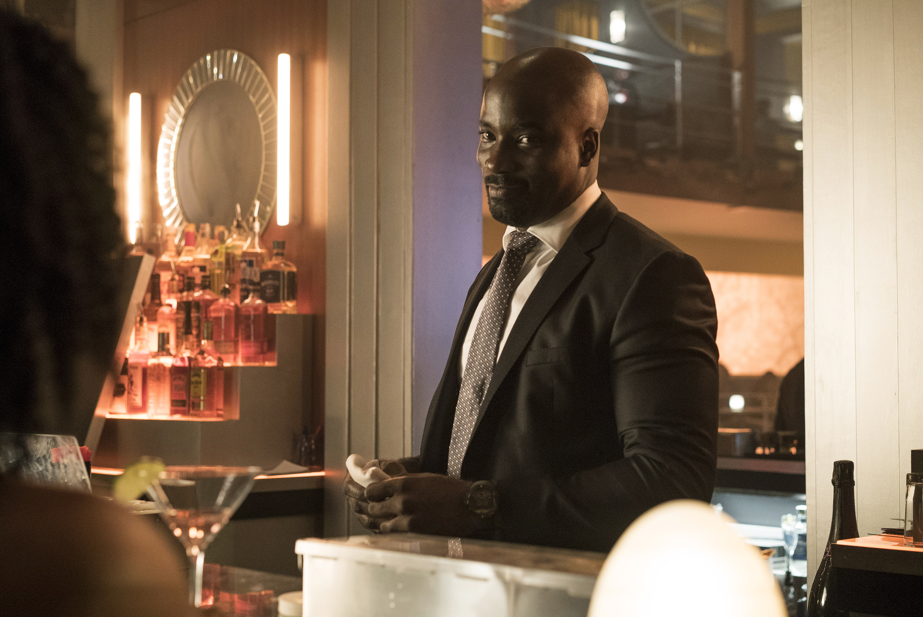 Mike Colter in a suit at a bar HD Wallpaper