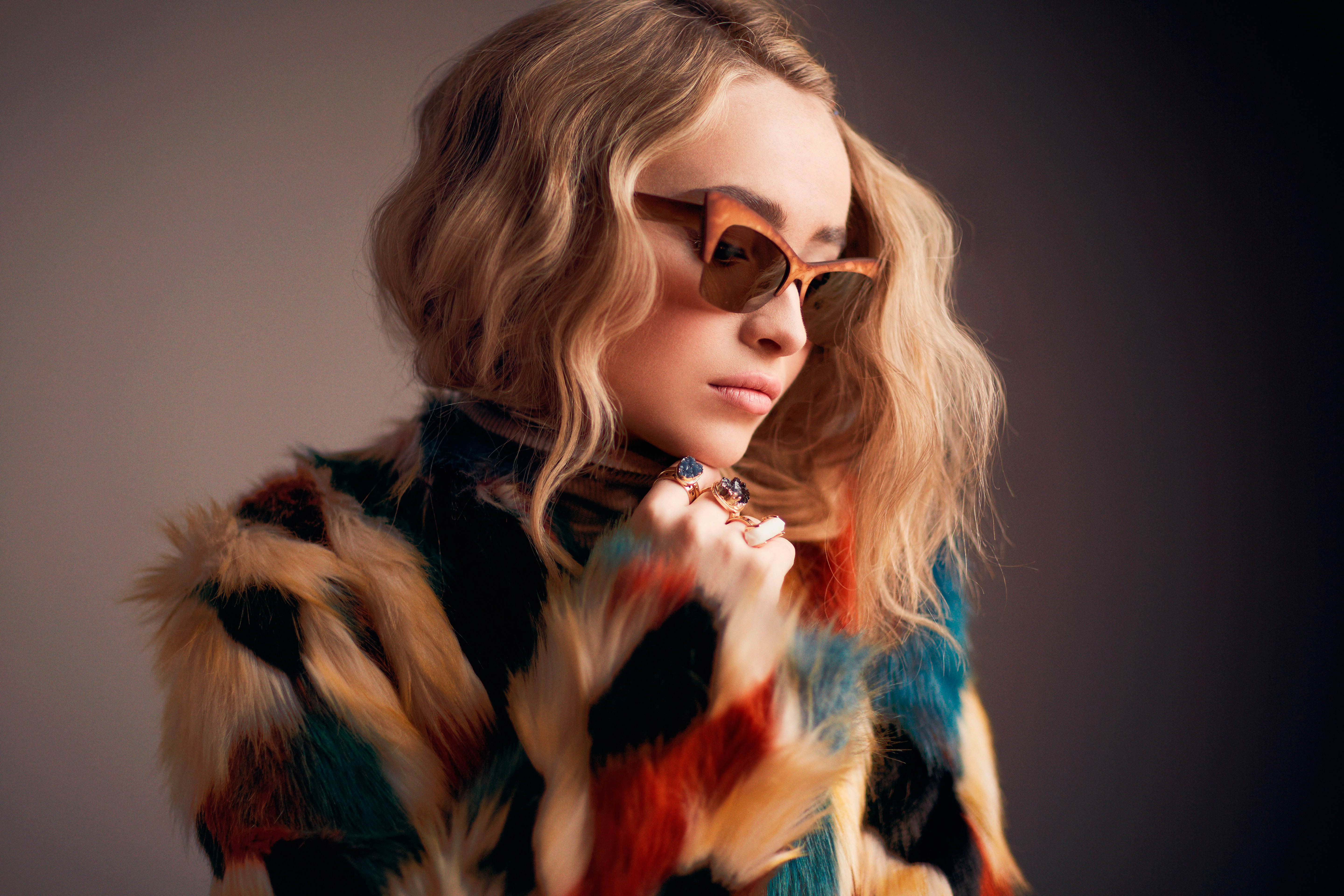Sabrina Carpenter in a colorful faux fur coat and sunglasses HD Wallpaper