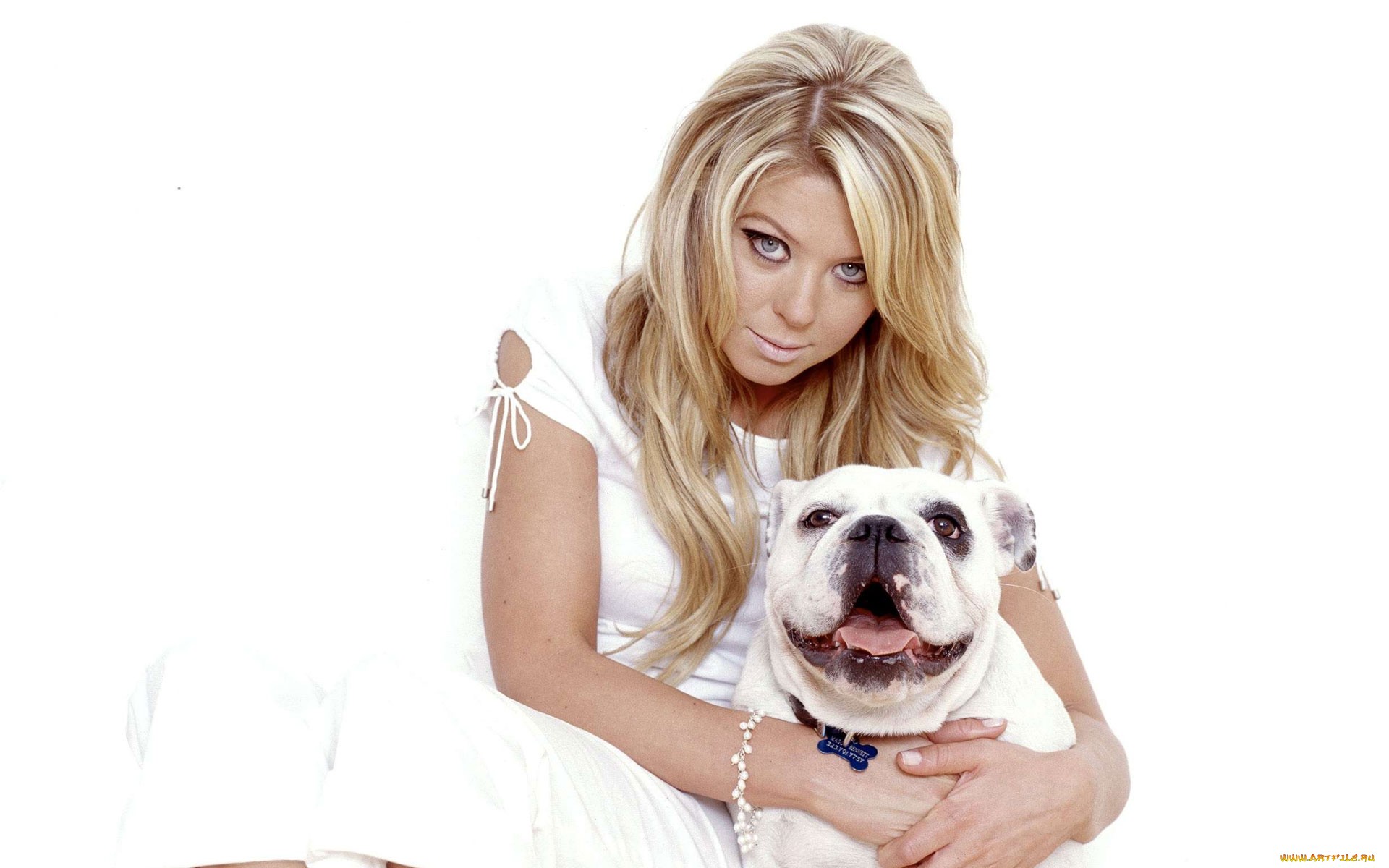 Tara Reid with a bulldog HD Wallpaper