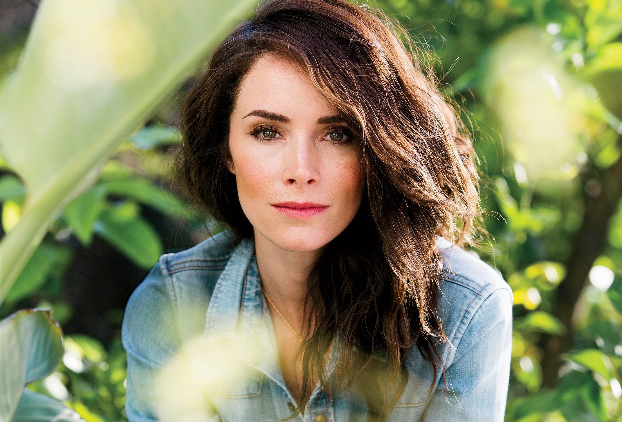 Abigail Spencer in Denim Shirt Outdoors HD Wallpaper
