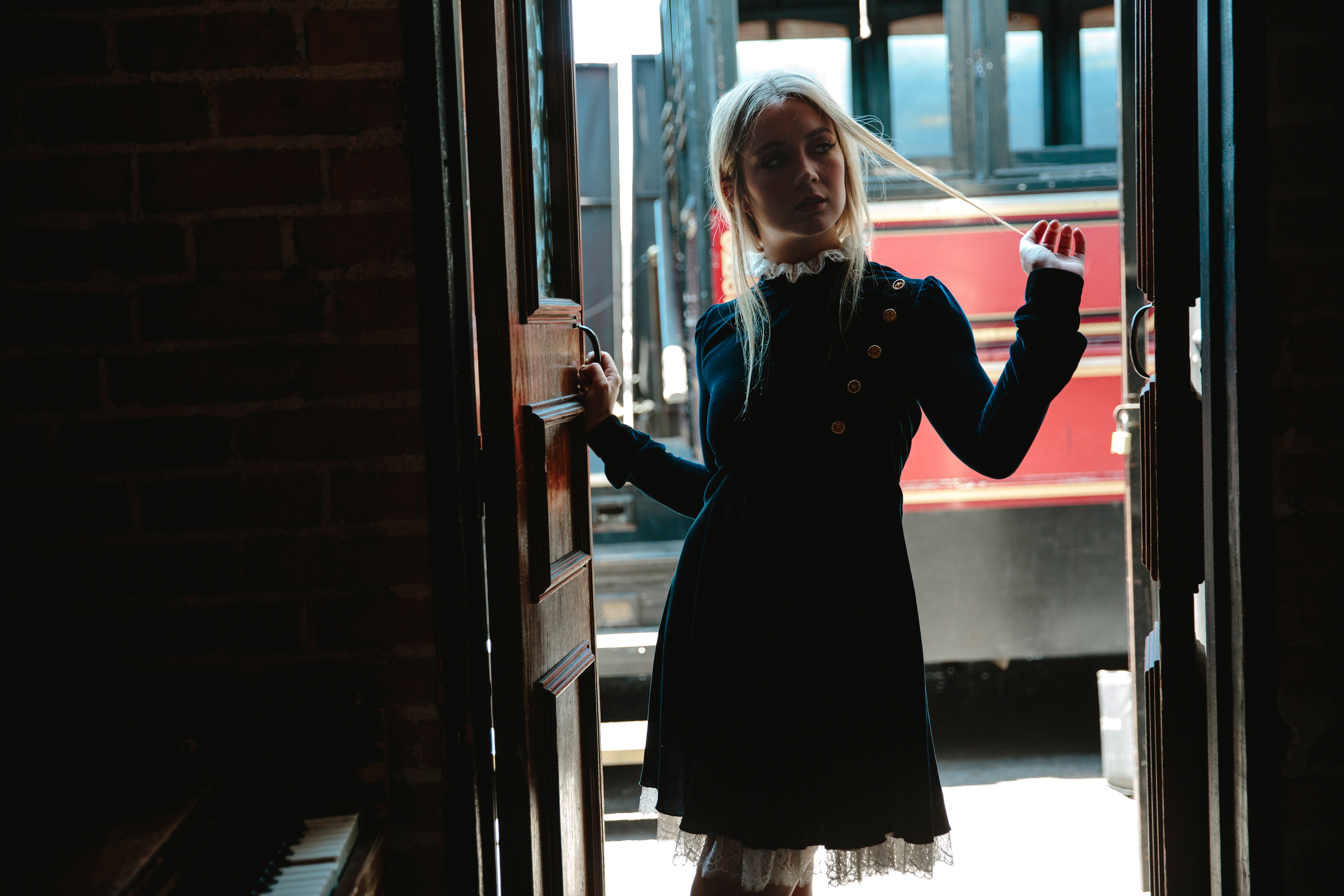Billie Lourd standing in a doorway HD Wallpaper
