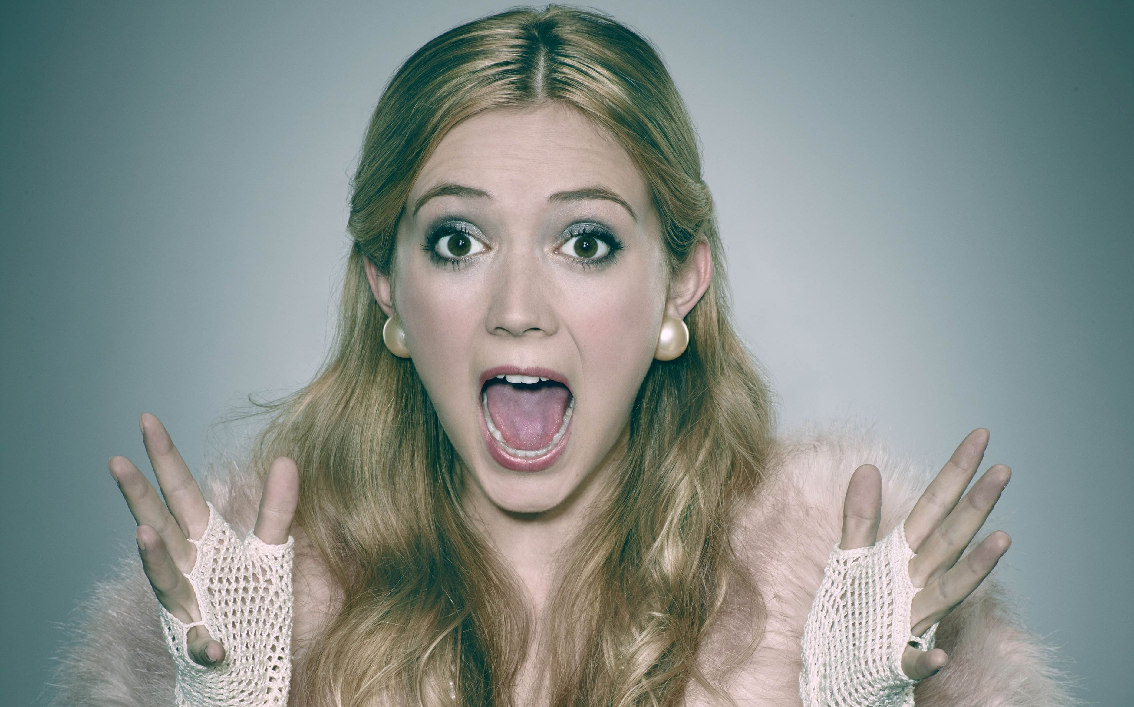 Billie Lourd with surprised expression HD Wallpaper
