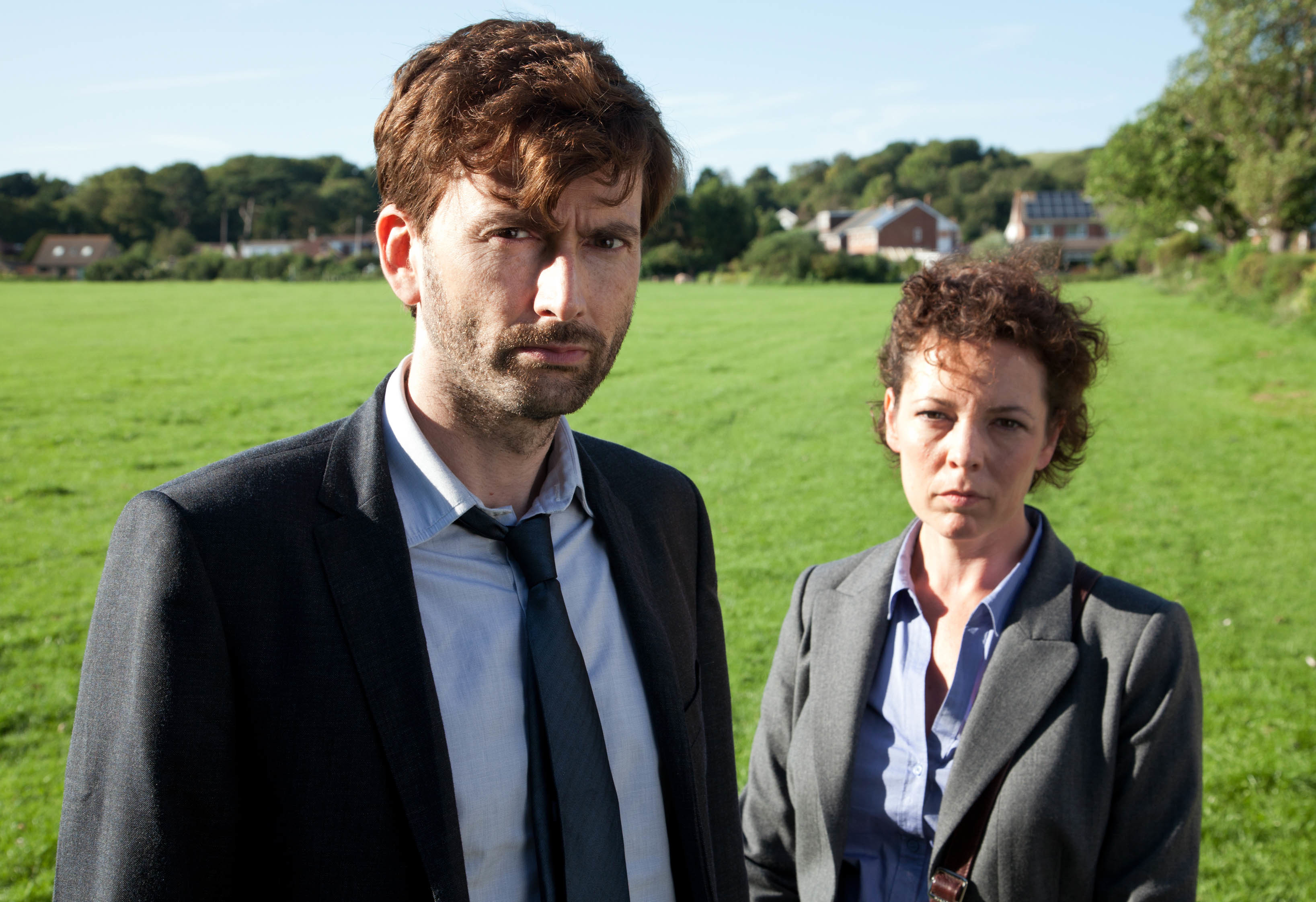 David Tennant and Olivia Colman in a field HD Wallpaper