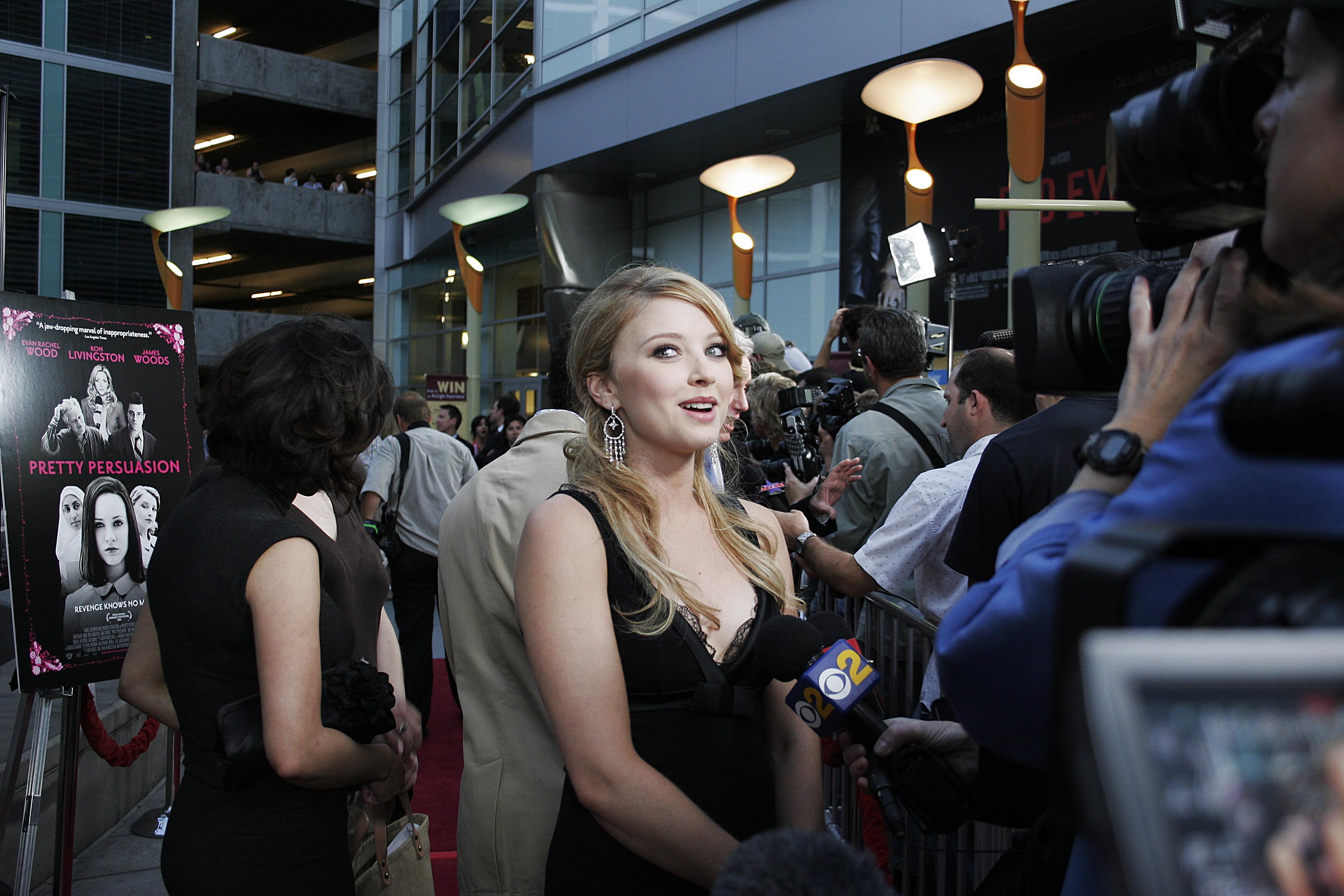 Elisabeth Harnois at Pretty Persuasion premiere HD Wallpaper