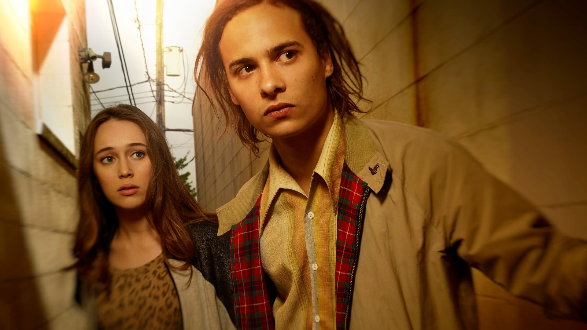 Frank Dillane and Alycia Debnam-Carey in an alley HD Wallpaper