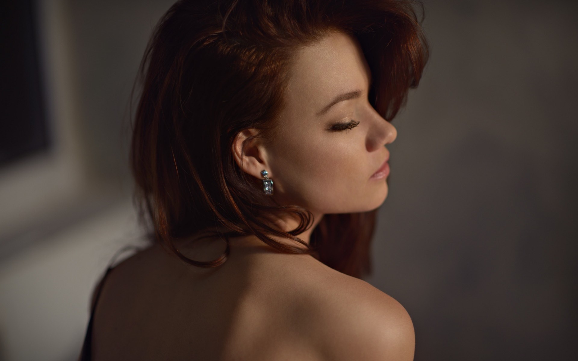 Woman with red hair and earrings HD Wallpaper