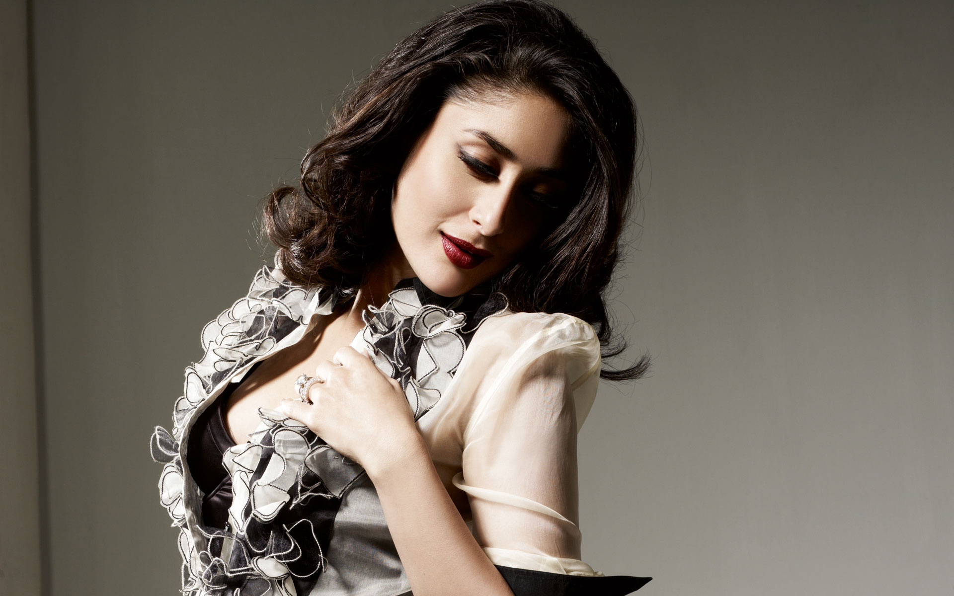Kareena Kapoor Khan HD Wallpaper