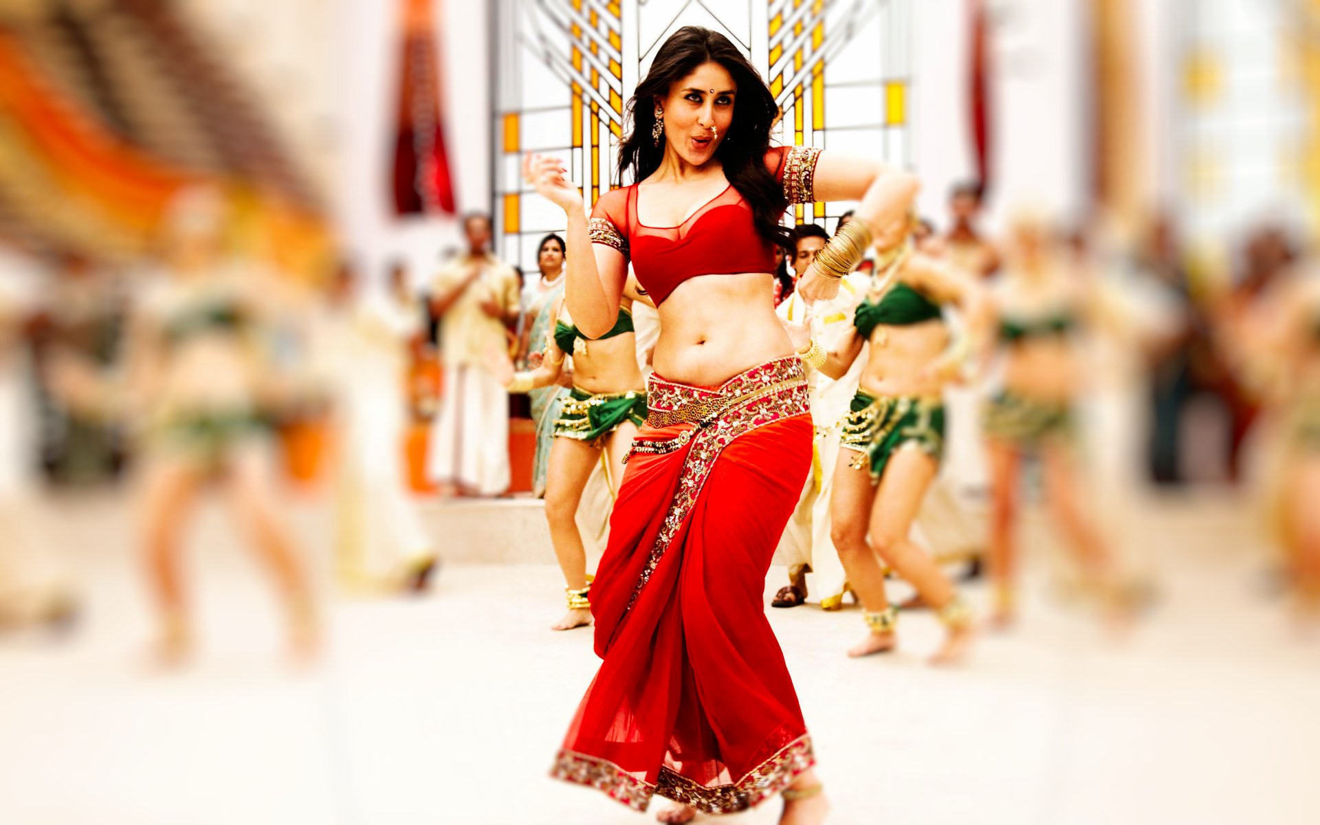 Kareena Kapoor Khan dancing HD Wallpaper