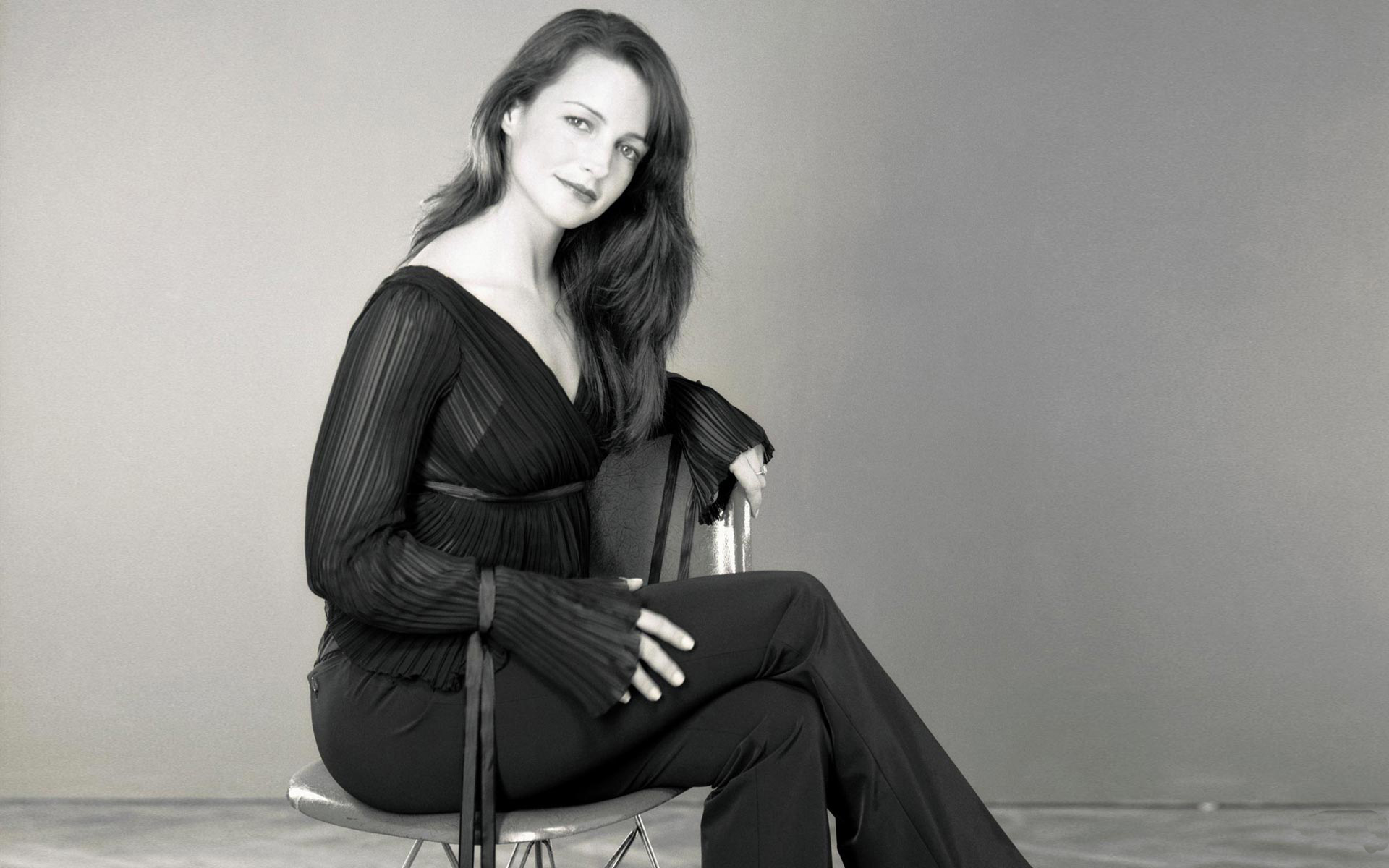 Kristin Davis sitting on a chair HD Wallpaper