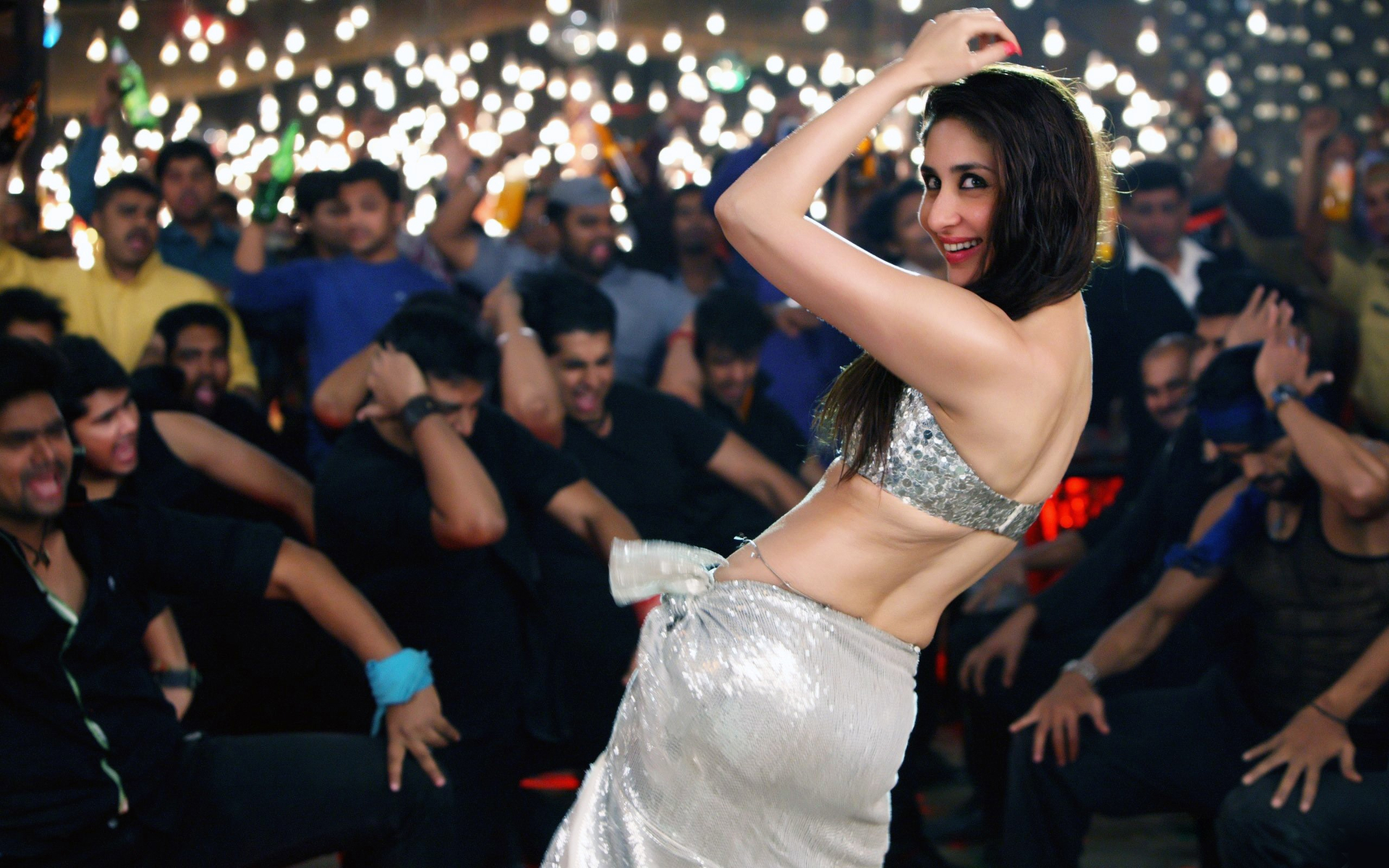 Kareena Kapoor Khan dancing in a crowd HD Wallpaper