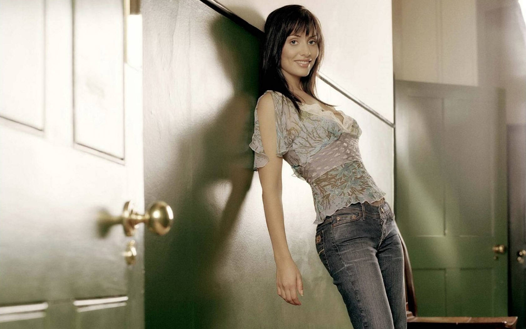 Natalie Imbruglia leaning against a wall HD Wallpaper