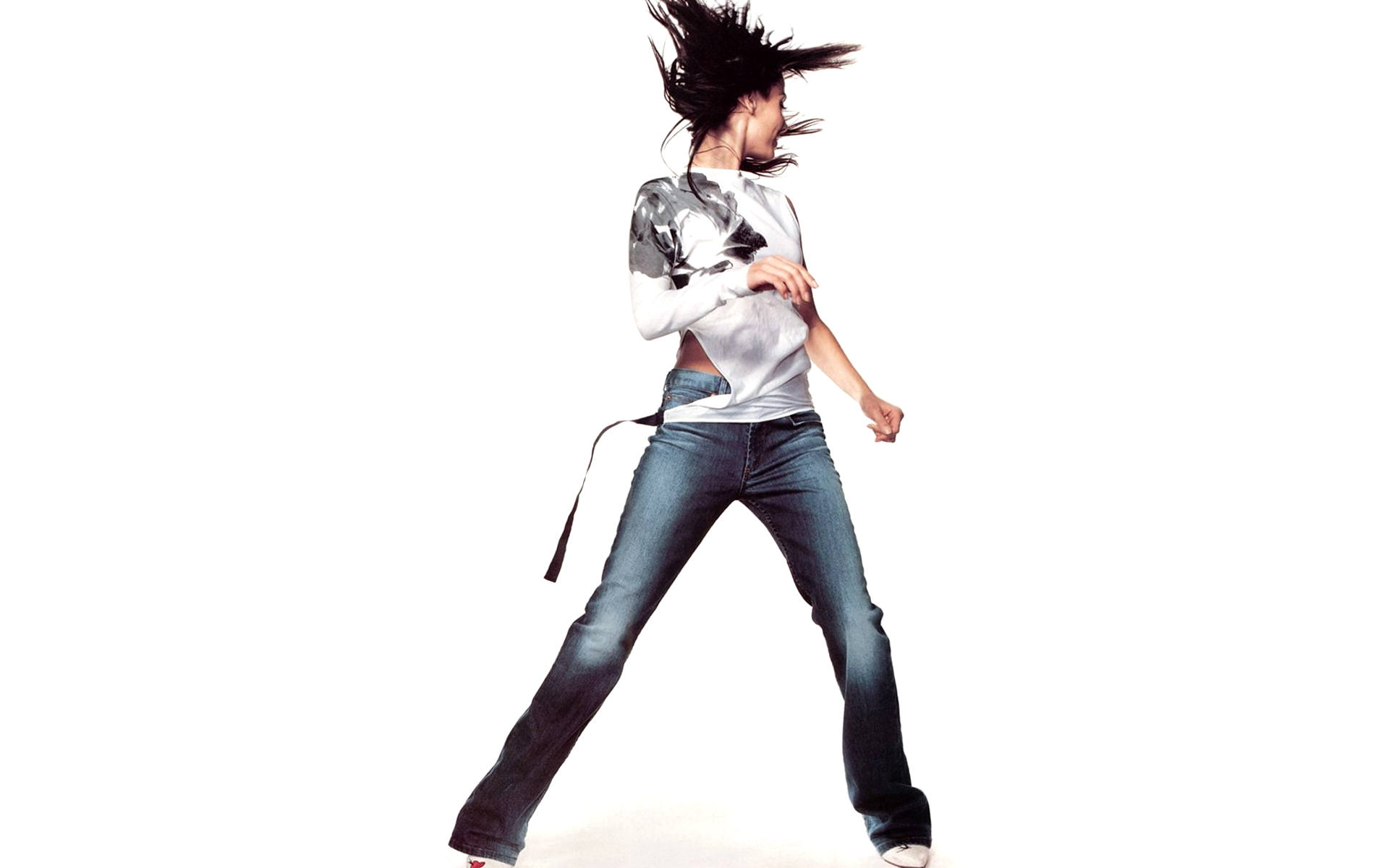 Natalie Imbruglia jumping HD Wallpaper