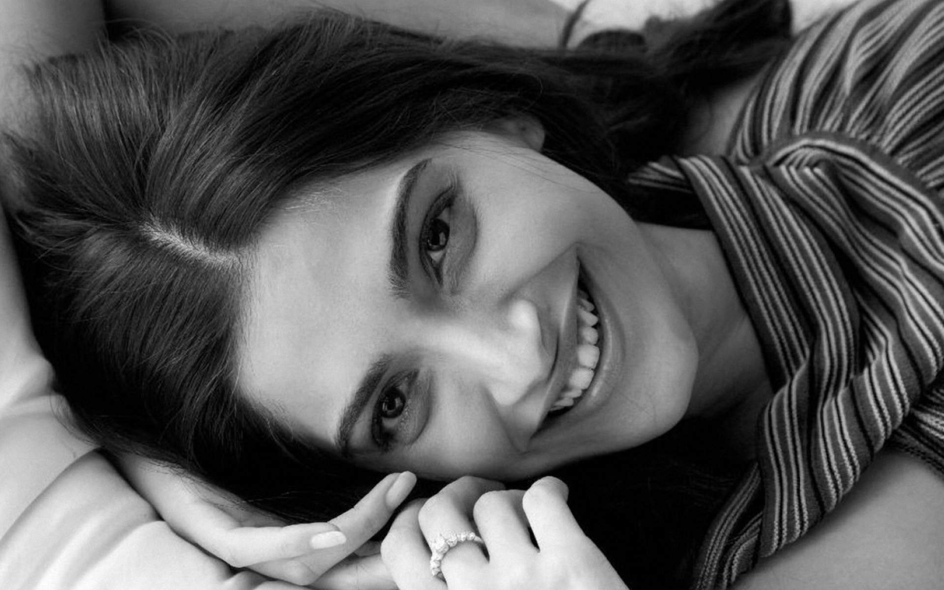 Sonam Kapoor lying down and smiling HD Wallpaper