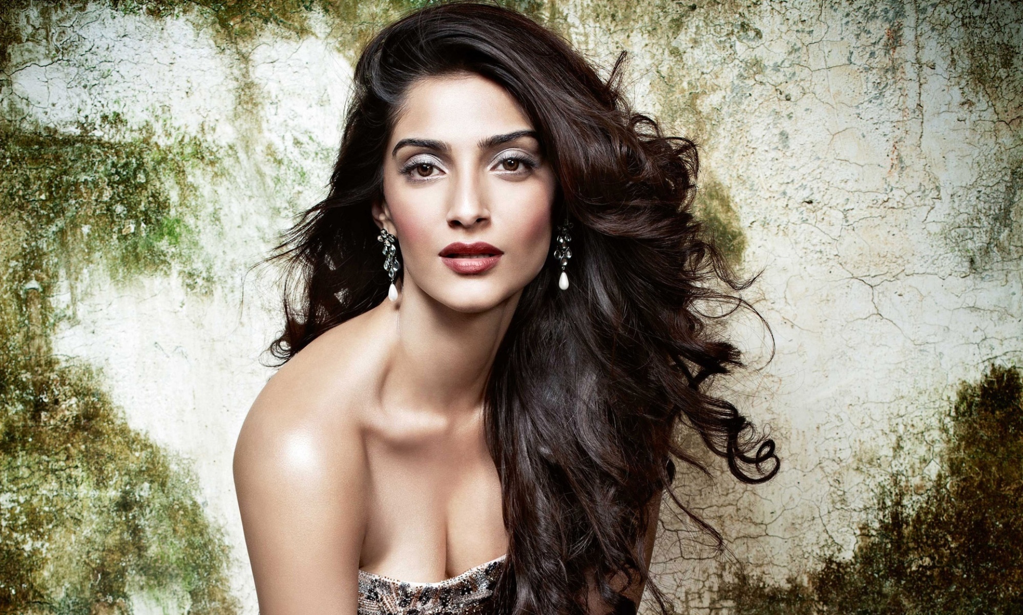 Sonam Kapoor HD Wallpaper