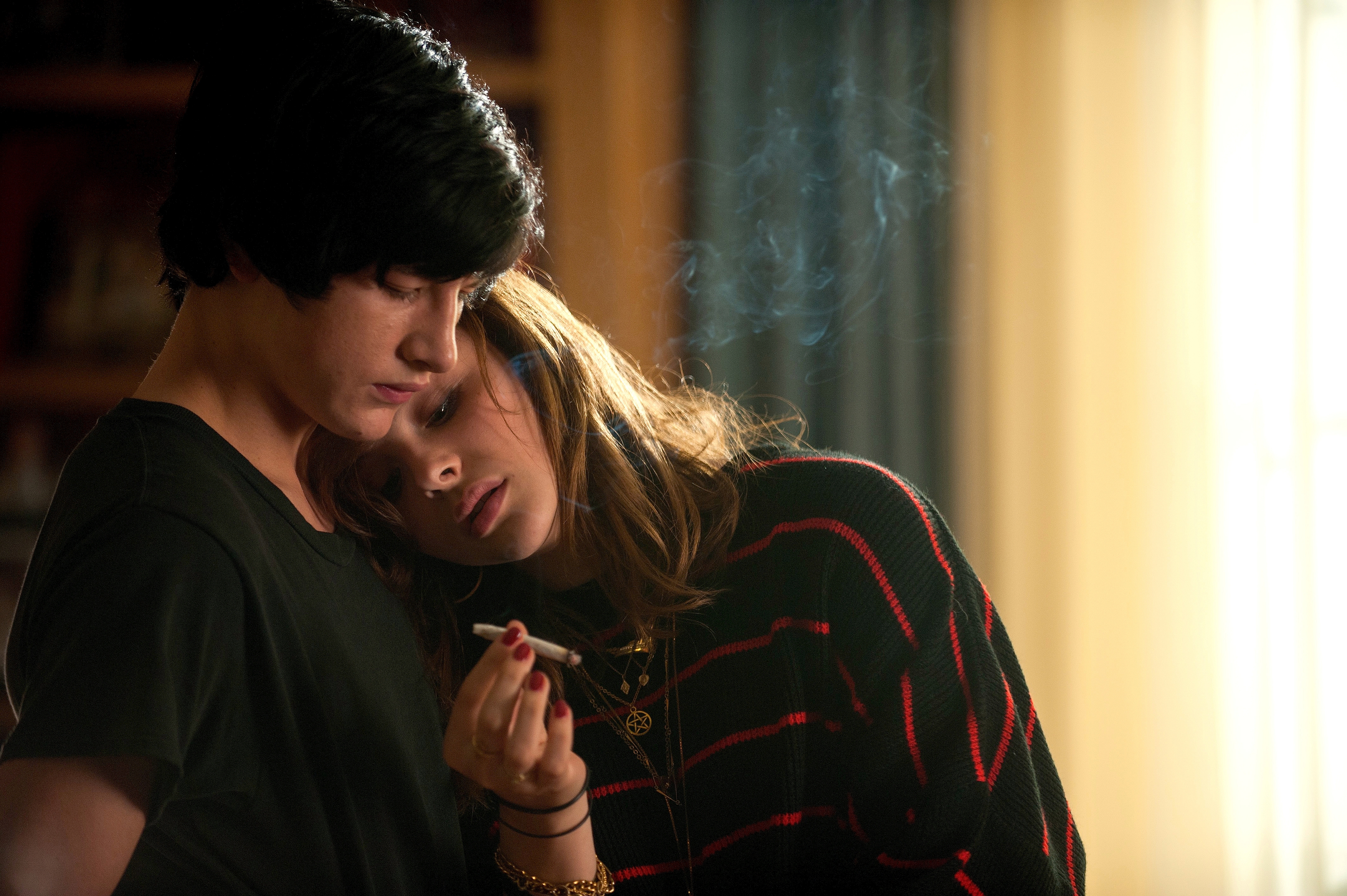 Tye Sheridan and young woman smoking HD Wallpaper