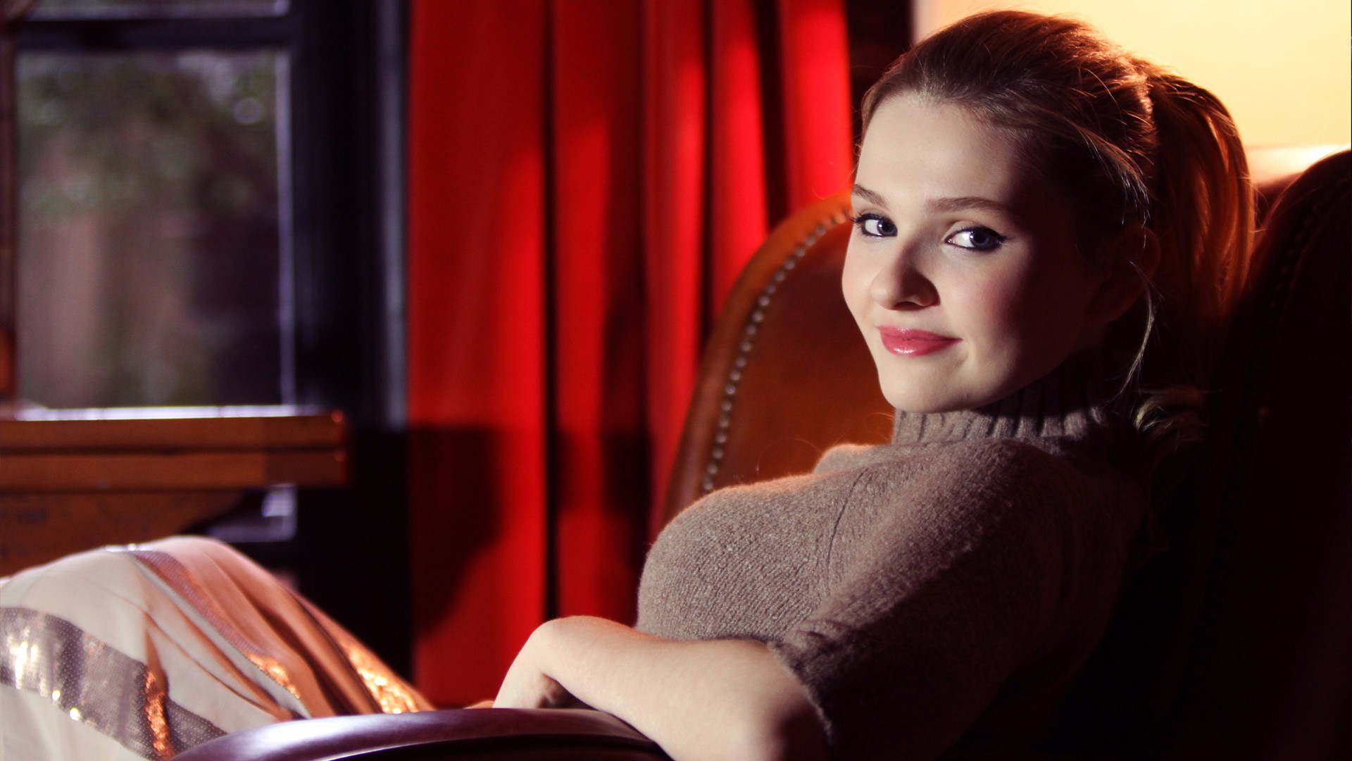 Abigail Breslin sitting in a chair HD Wallpaper