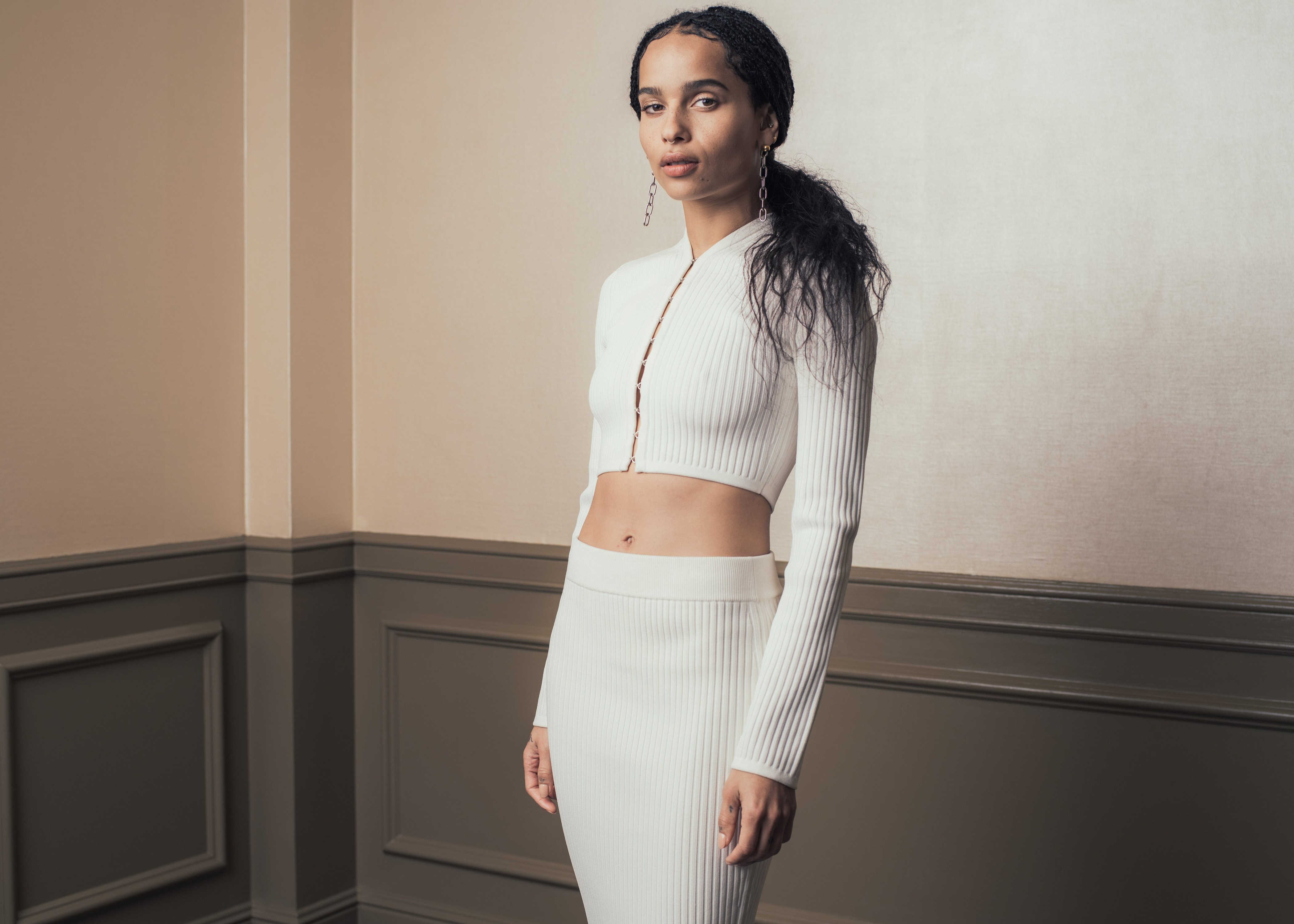 Zoe Kravitz in white ribbed outfit HD Wallpaper