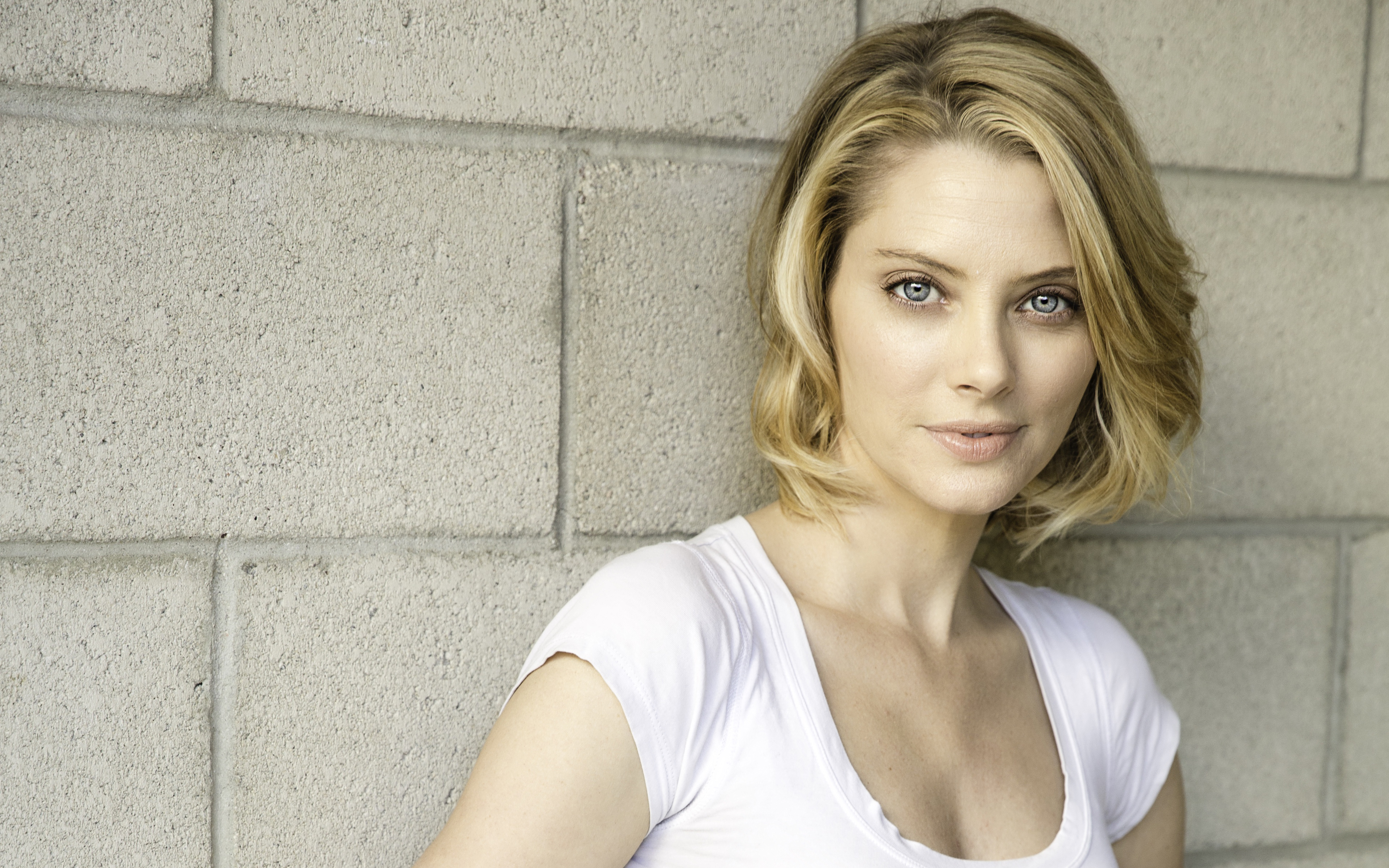 April Bowlby HD Wallpaper