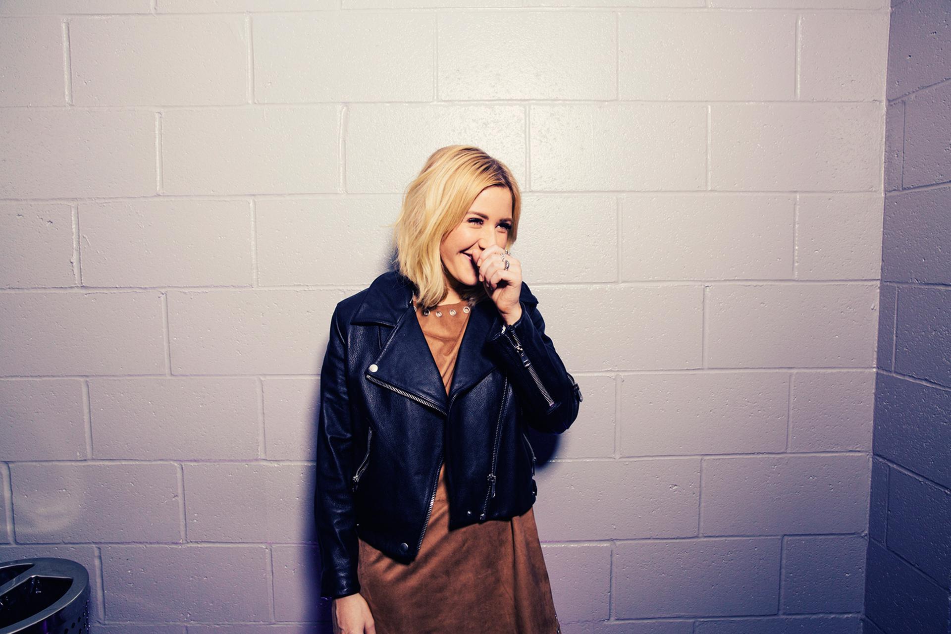 Ellie Goulding in a black leather jacket HD Wallpaper