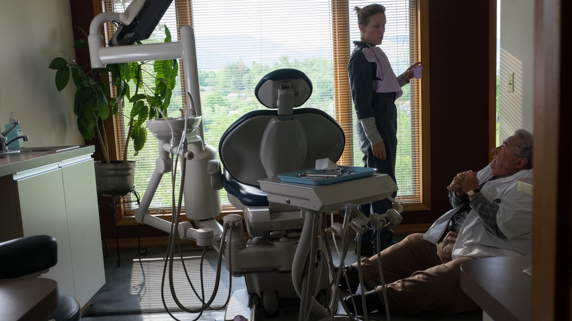 Frances McDormand in a dental office HD Wallpaper