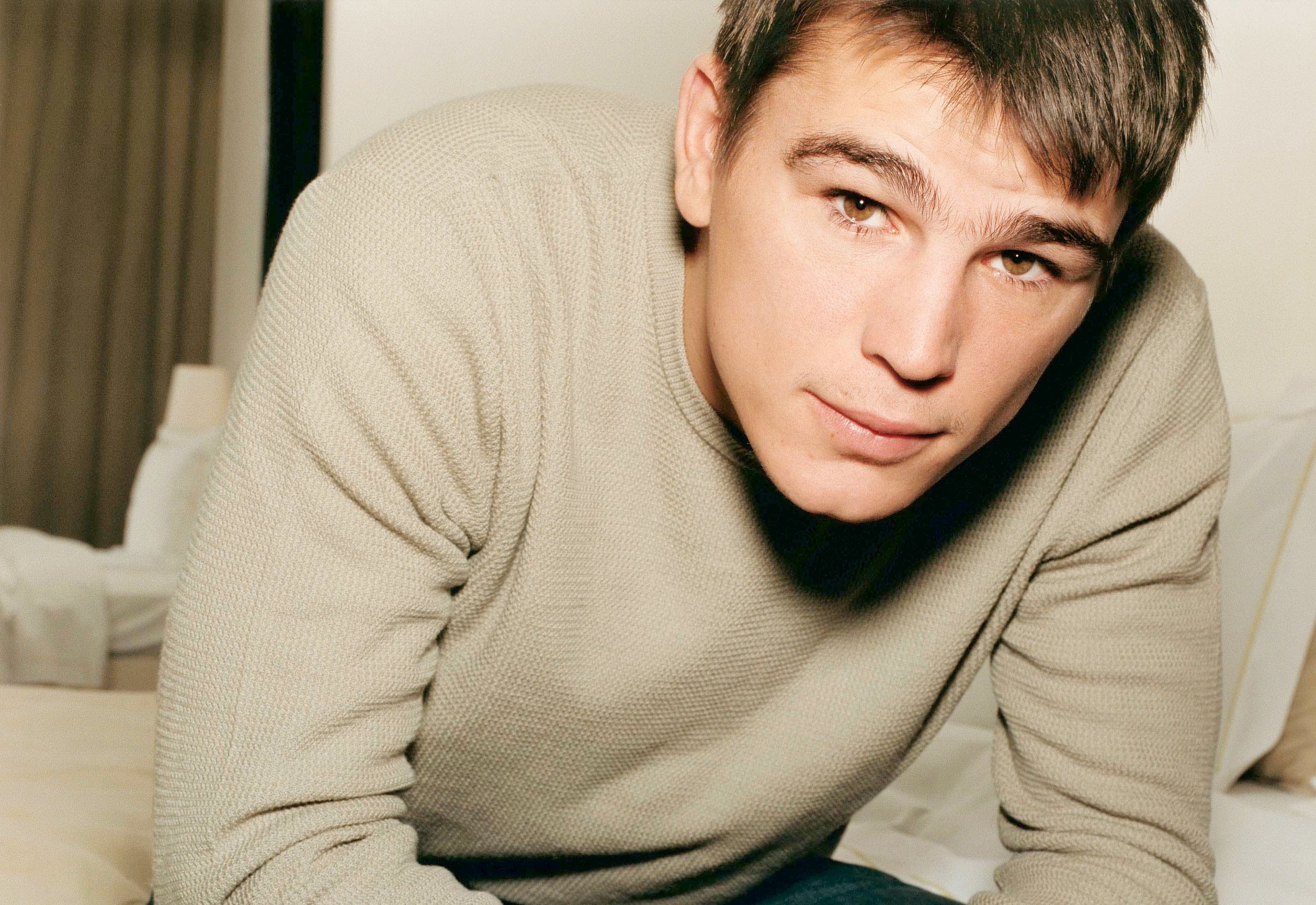 Josh Hartnett wearing a sweater HD Wallpaper
