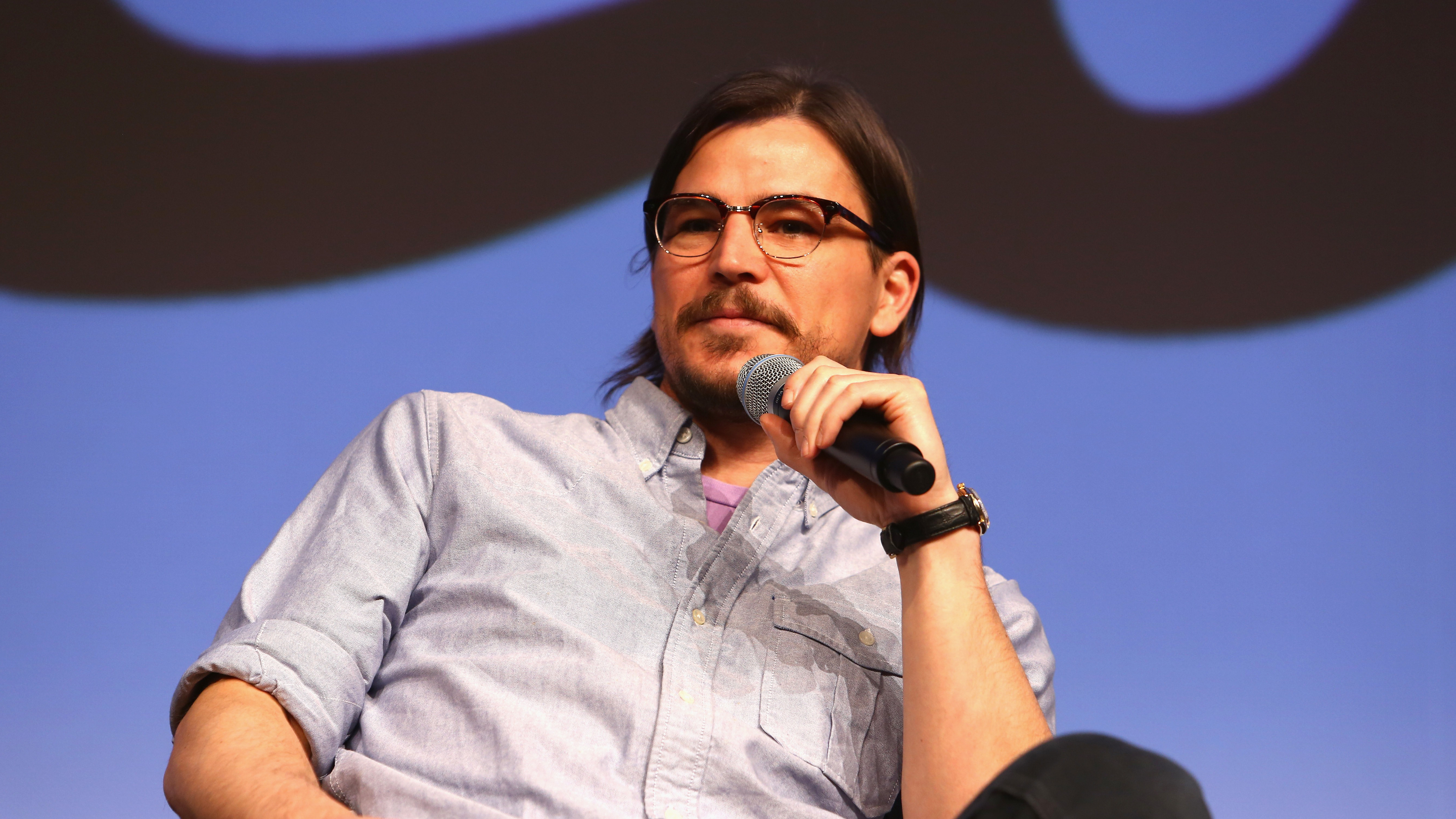 Josh Hartnett speaking into a microphone HD Wallpaper