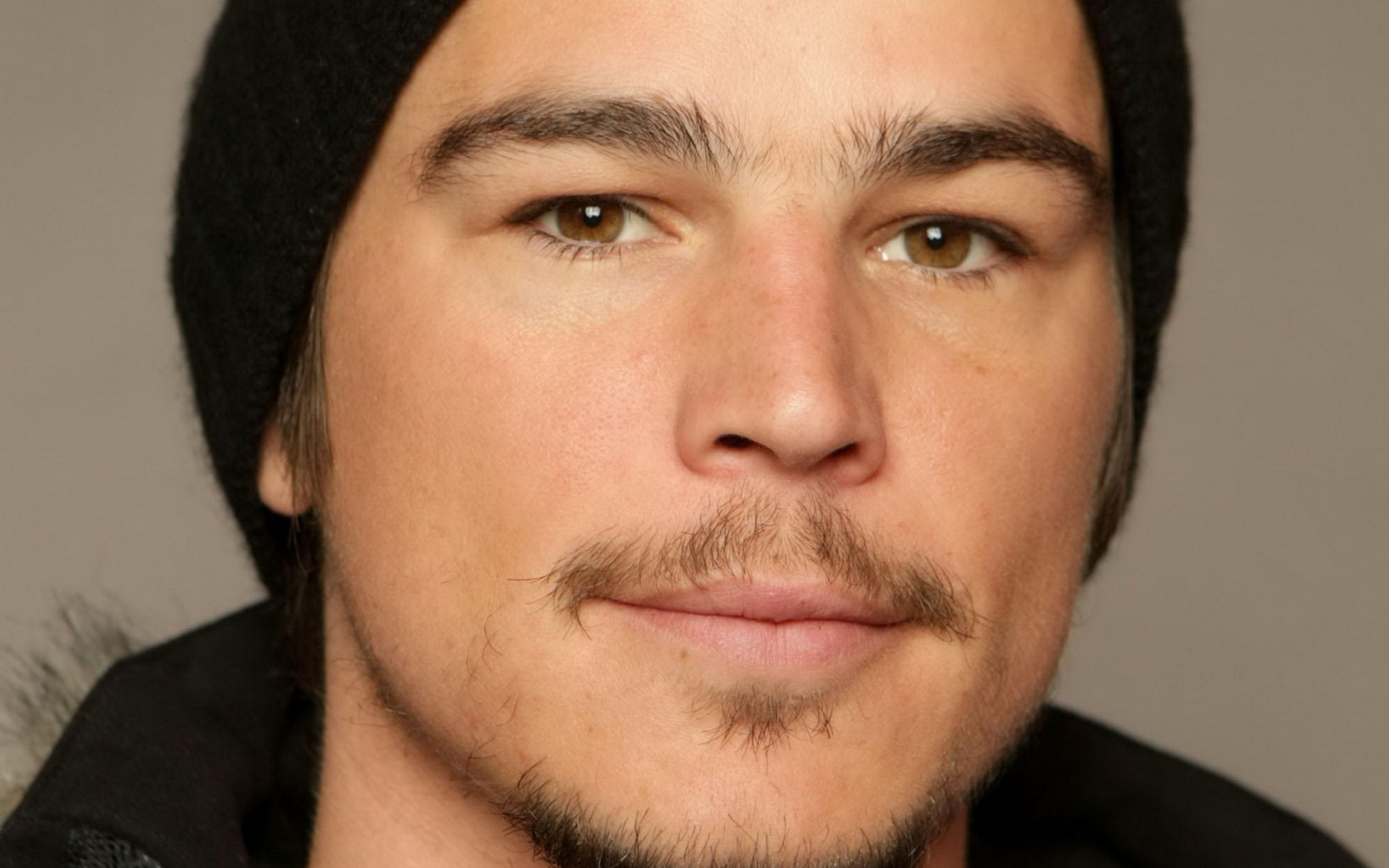 Josh Hartnett wearing a black beanie HD Wallpaper