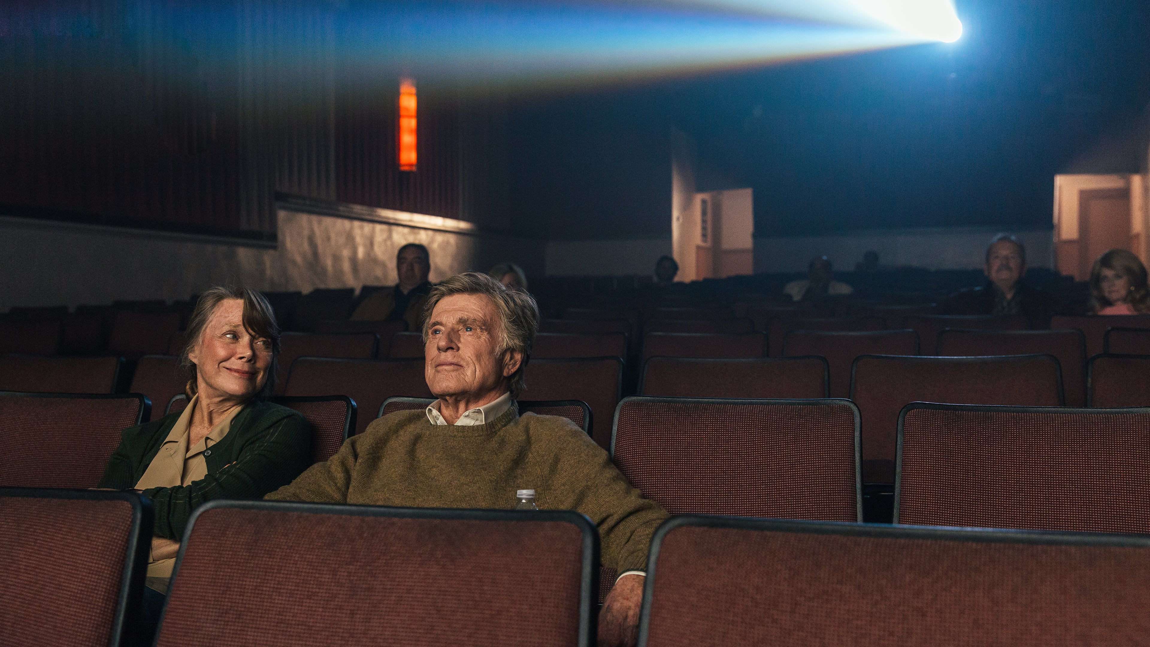 Robert Redford and Sissy Spacek in a movie theater HD Wallpaper