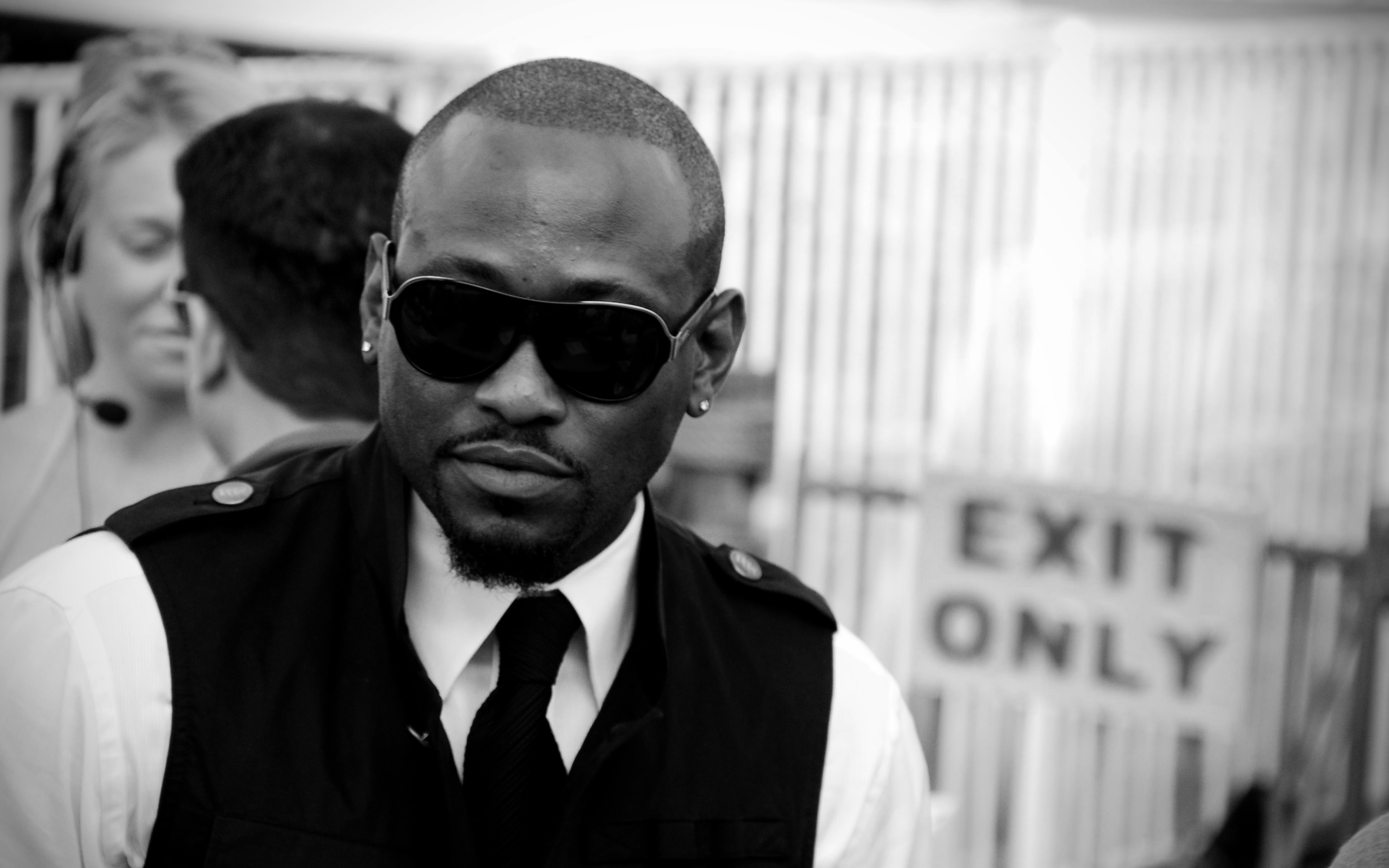 Omar Epps wearing sunglasses and vest HD Wallpaper