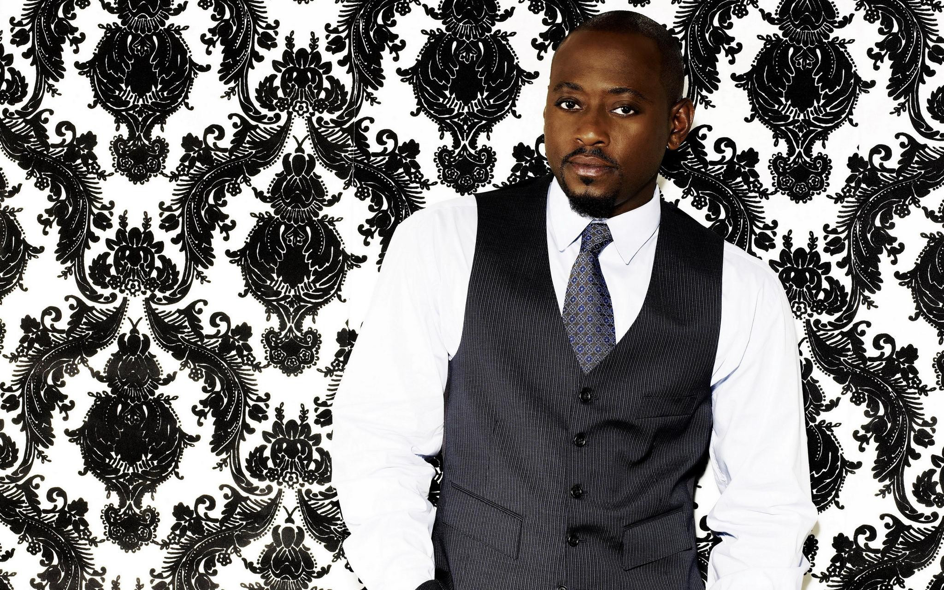 Omar Epps in front of damask wallpaper HD Wallpaper