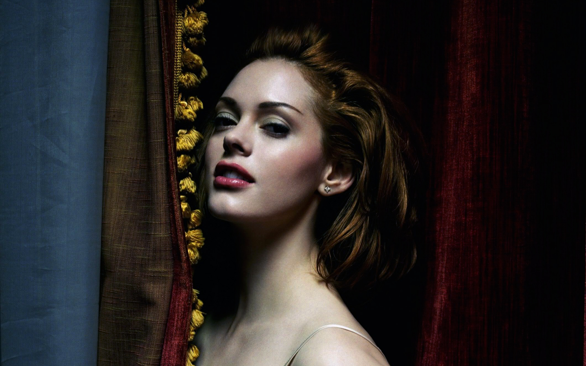 Rose McGowan HD Wallpaper