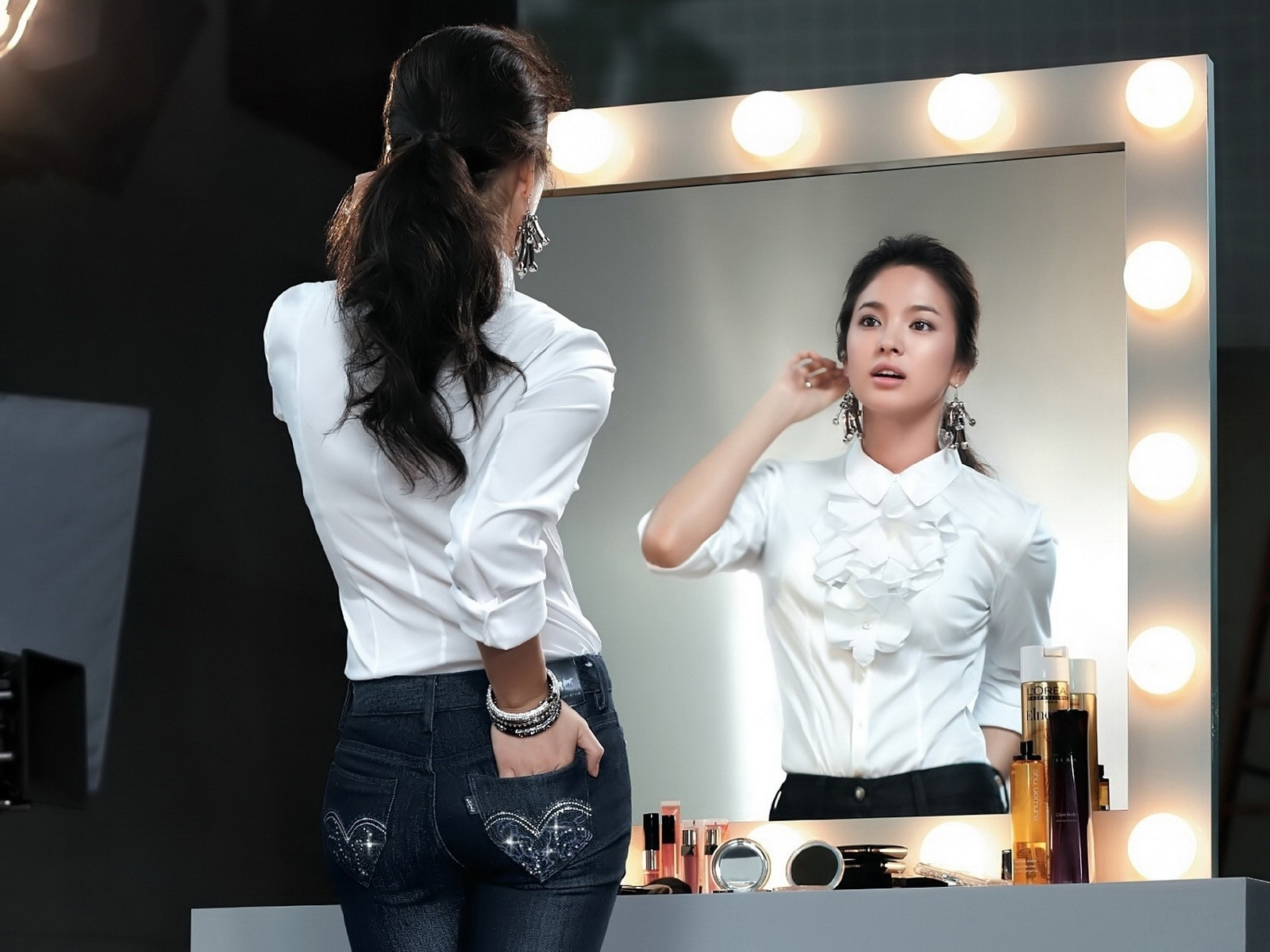 Song Hye-kyo in white shirt and jeans HD Wallpaper