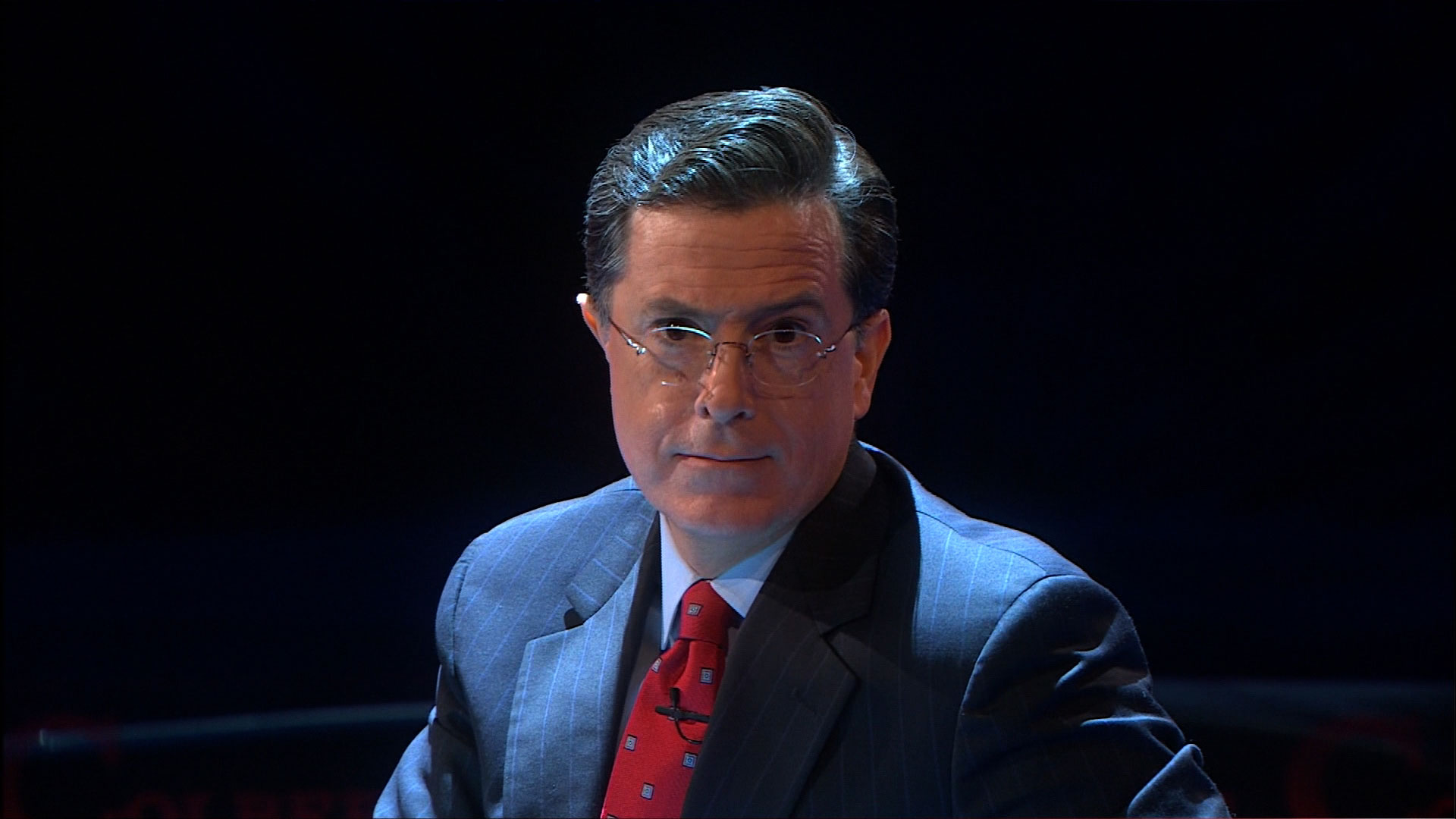 Stephen Colbert wearing a suit and tie HD Wallpaper
