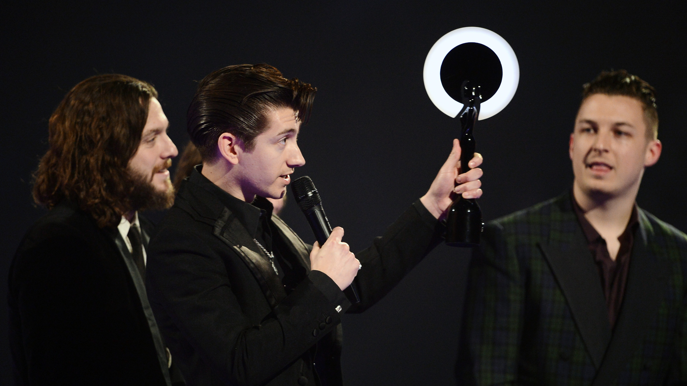Arctic Monkeys accepting award HD Wallpaper