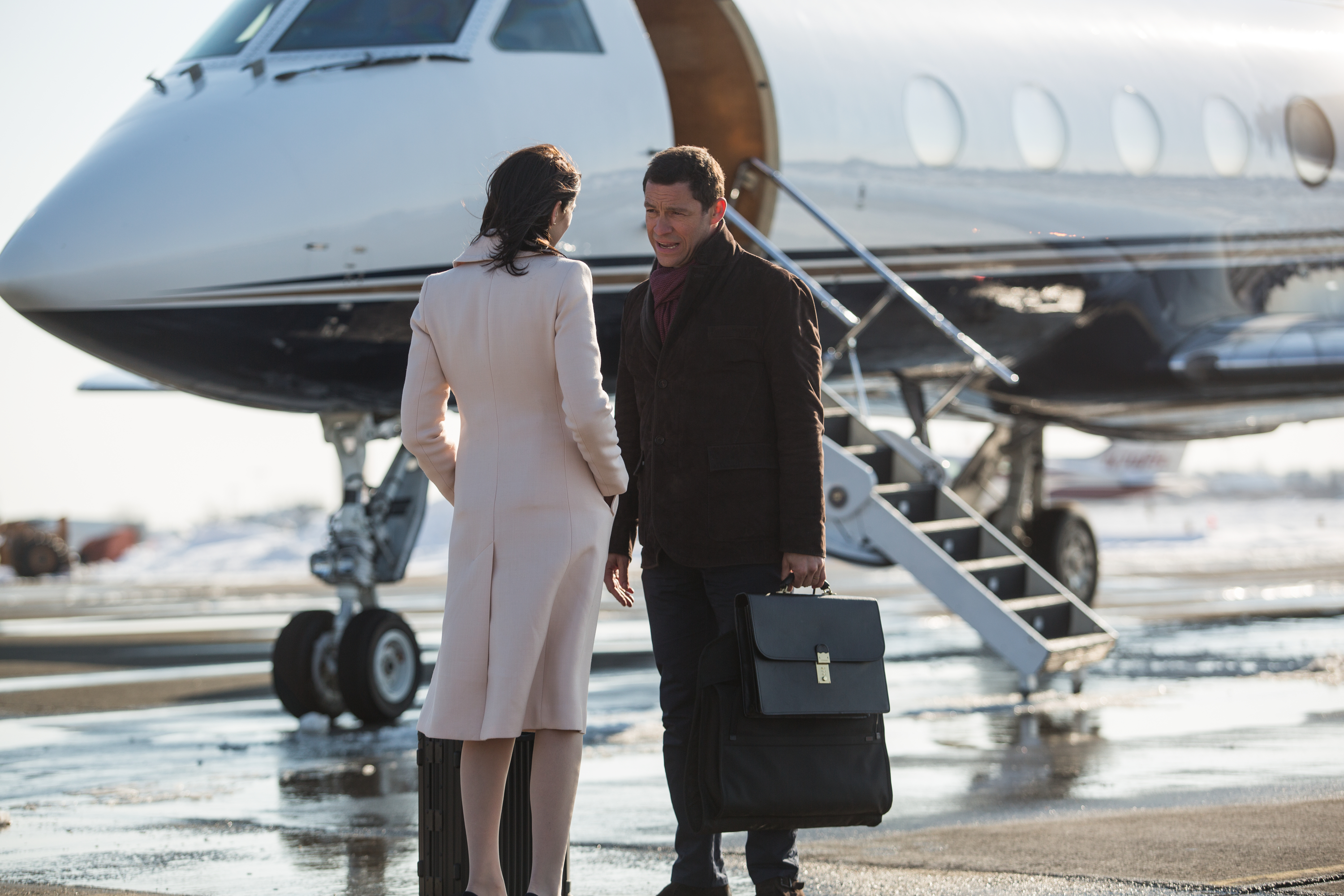 Caitriona Balfe and man with luggage by private jet HD Wallpaper