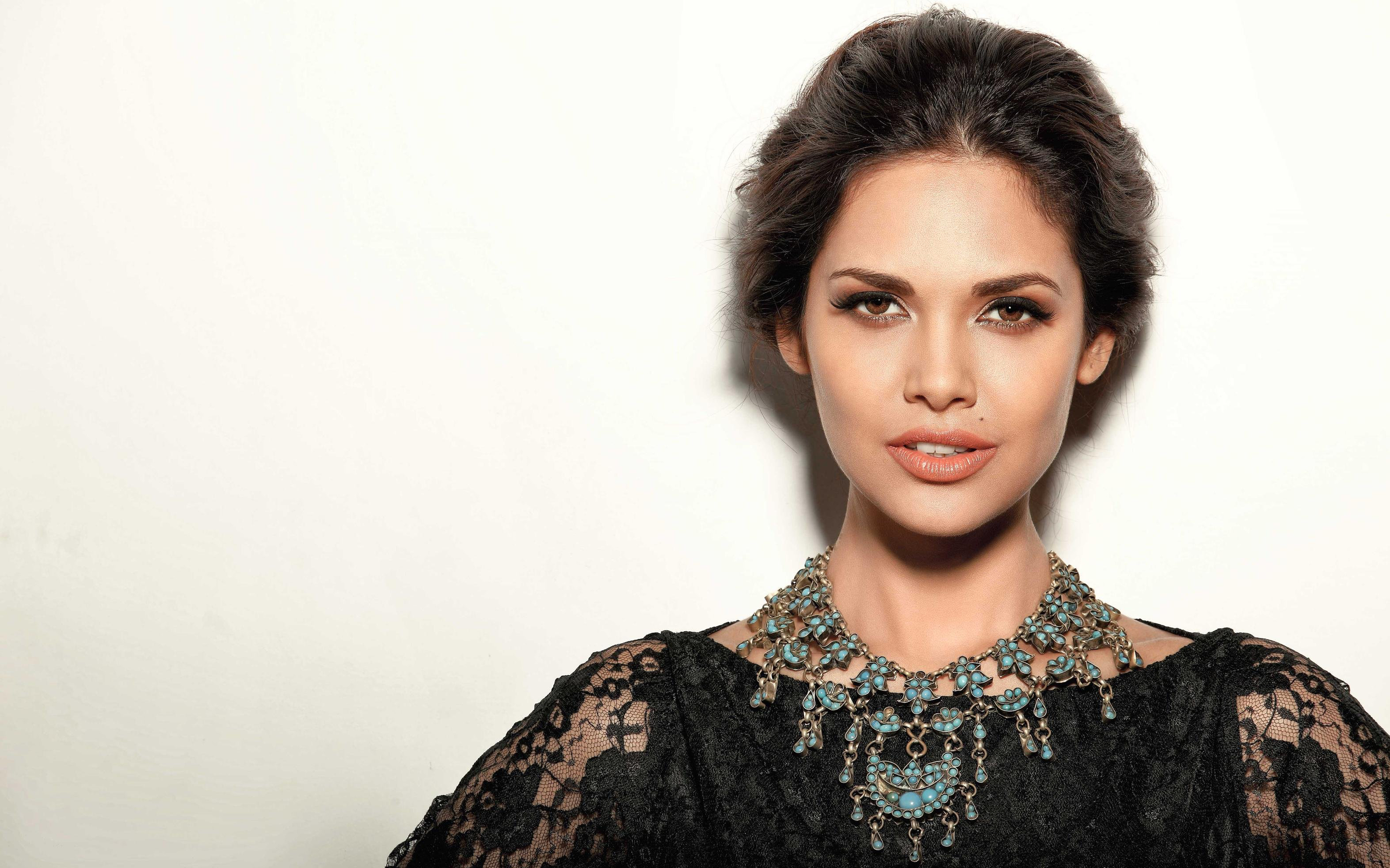 Esha Gupta HD Wallpaper