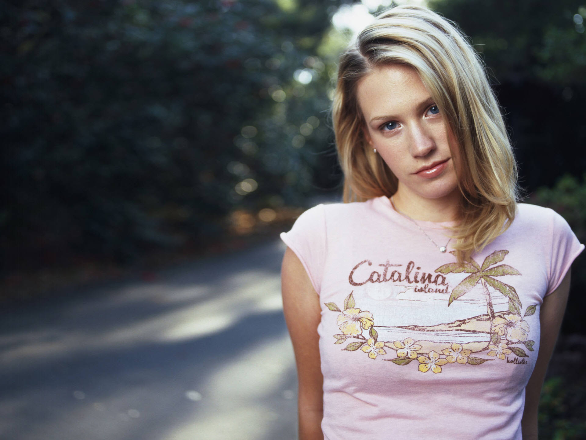 January Jones wearing a pink Catalina Island t-shirt HD Wallpaper
