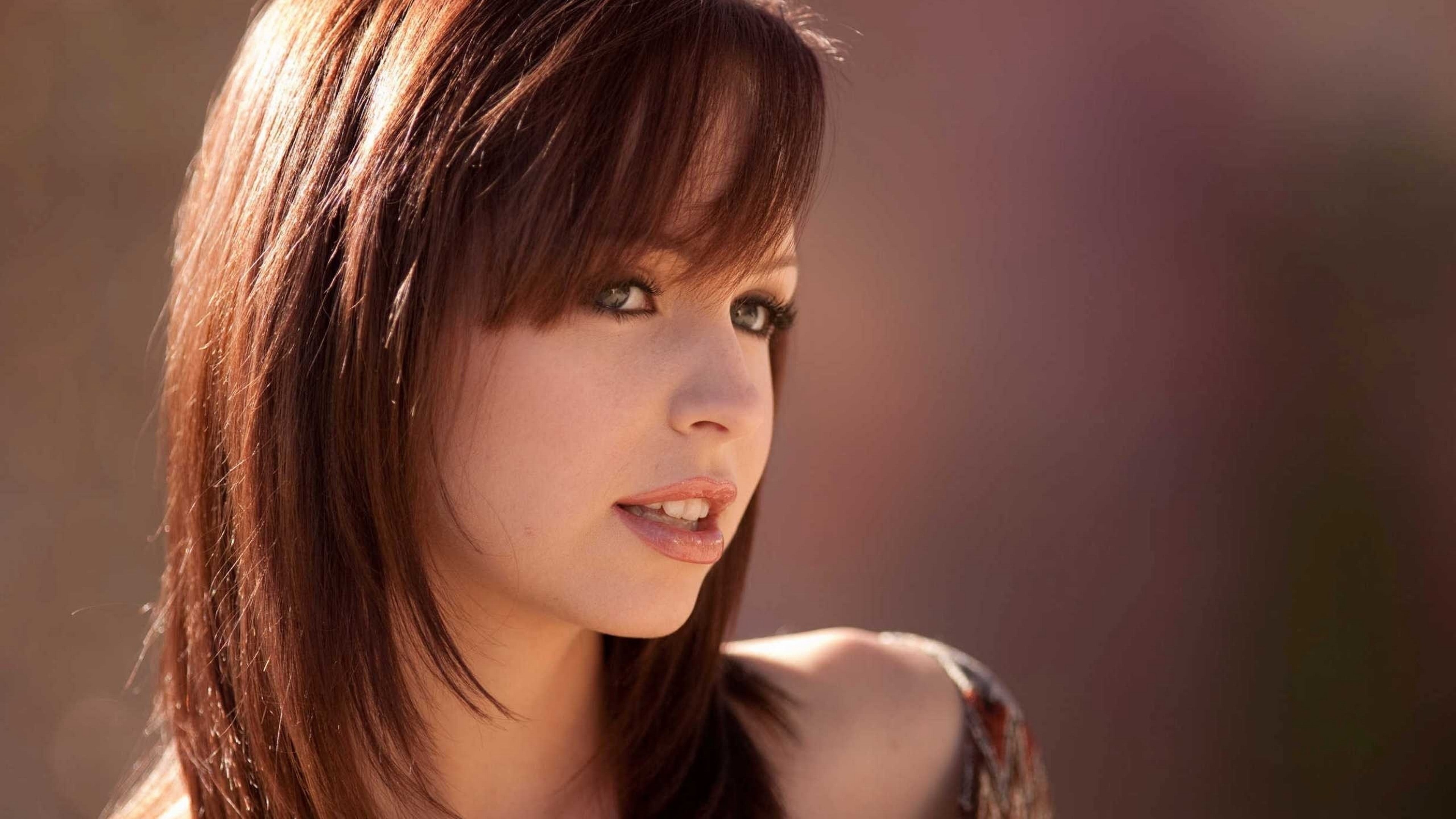 Woman with brown hair and bangs HD Wallpaper