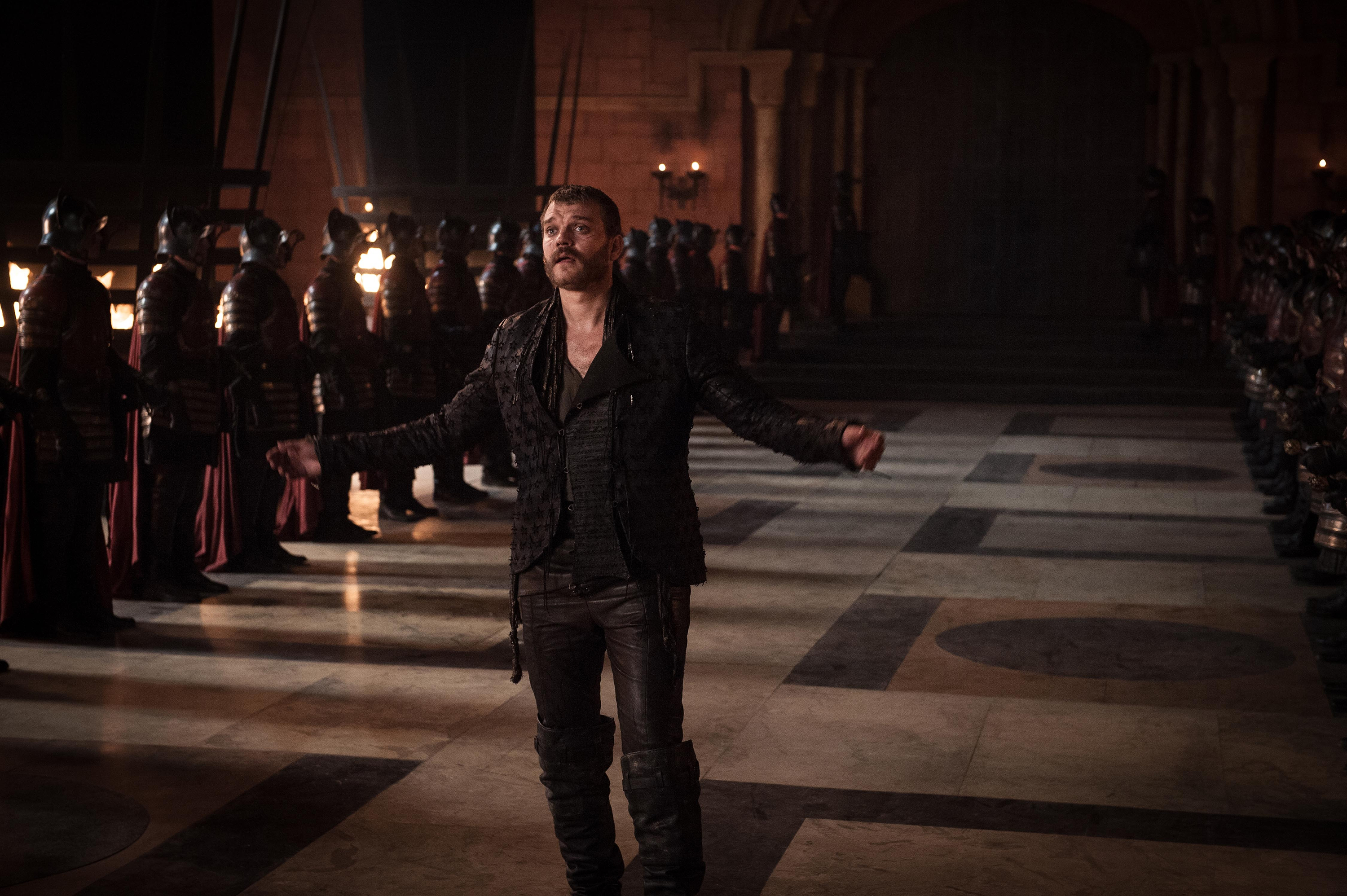 Pilou Asbæk in a dark hall with guards HD Wallpaper