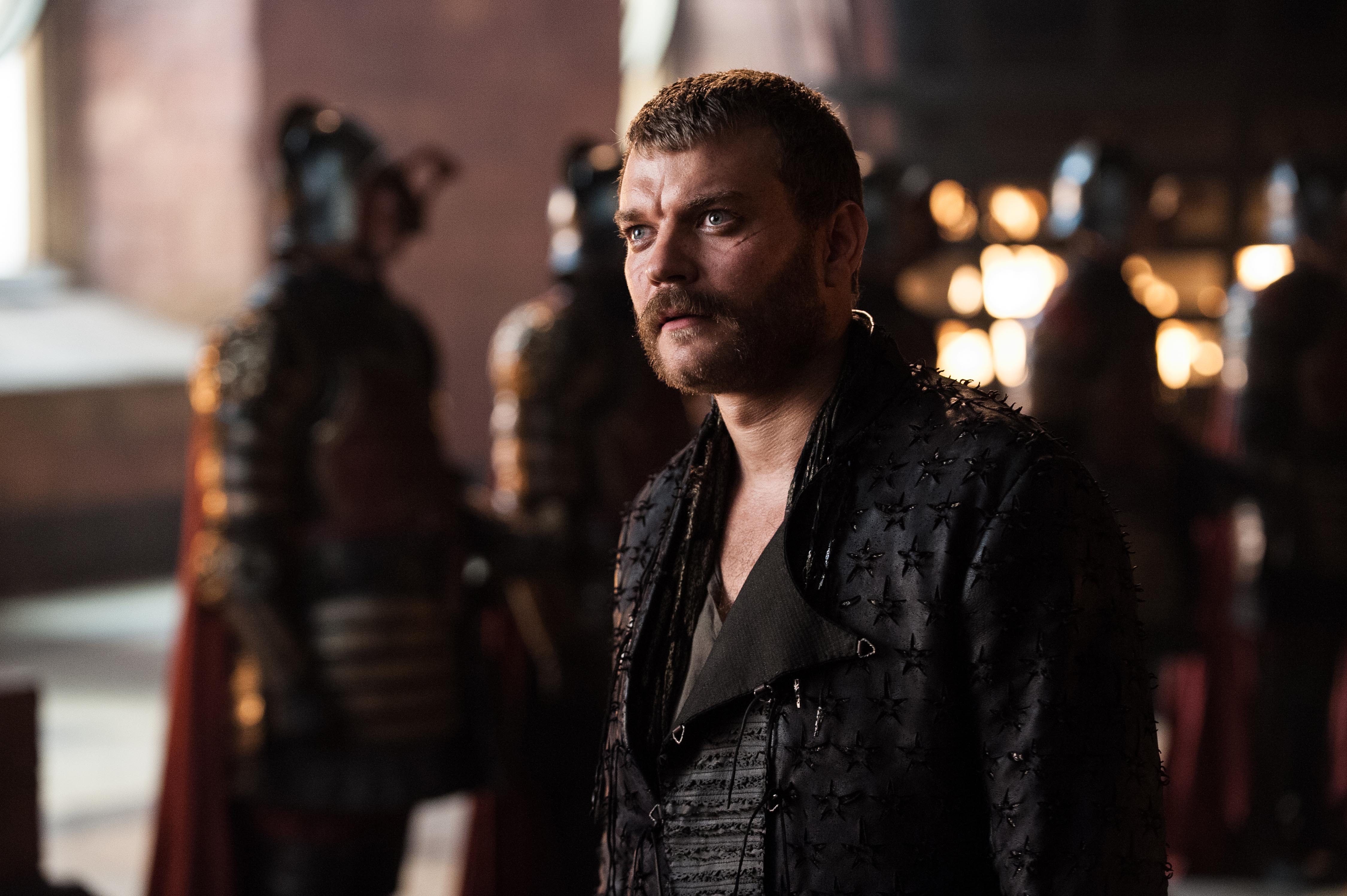 Pilou Asbæk in costume HD Wallpaper