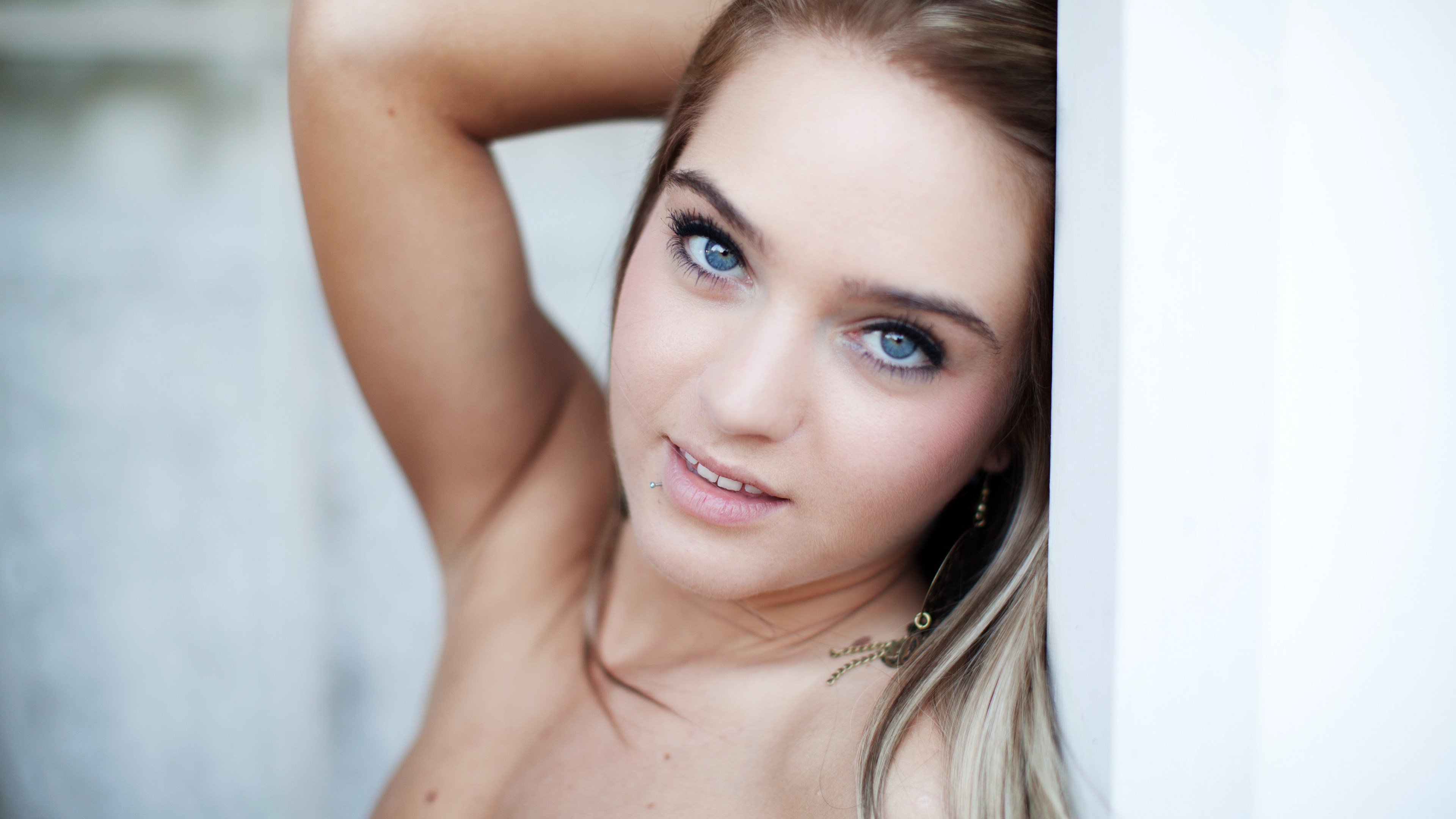 Woman with blue eyes and blonde hair HD Wallpaper