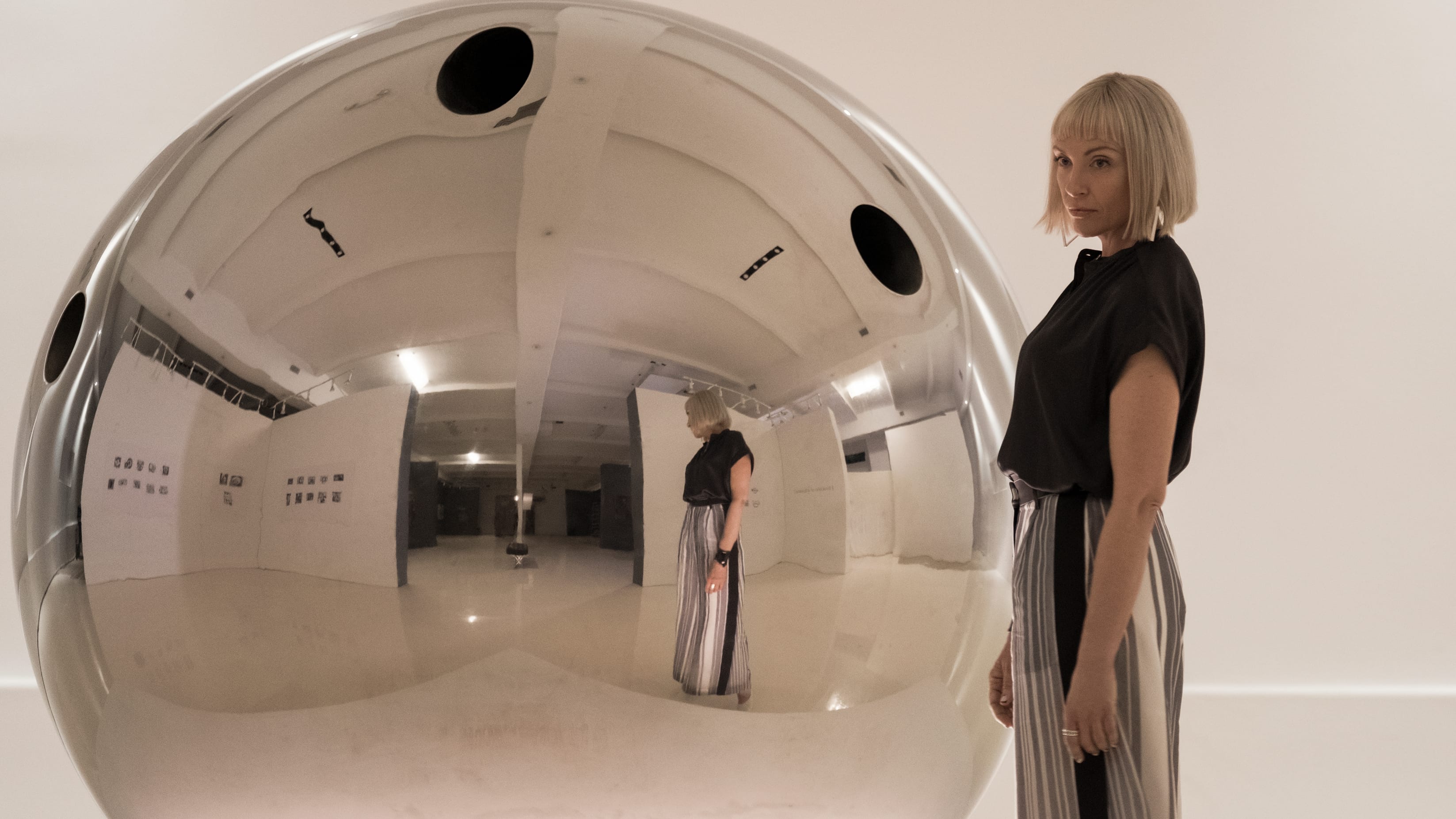 Toni Collette in a gallery with a mirrored sculpture HD Wallpaper